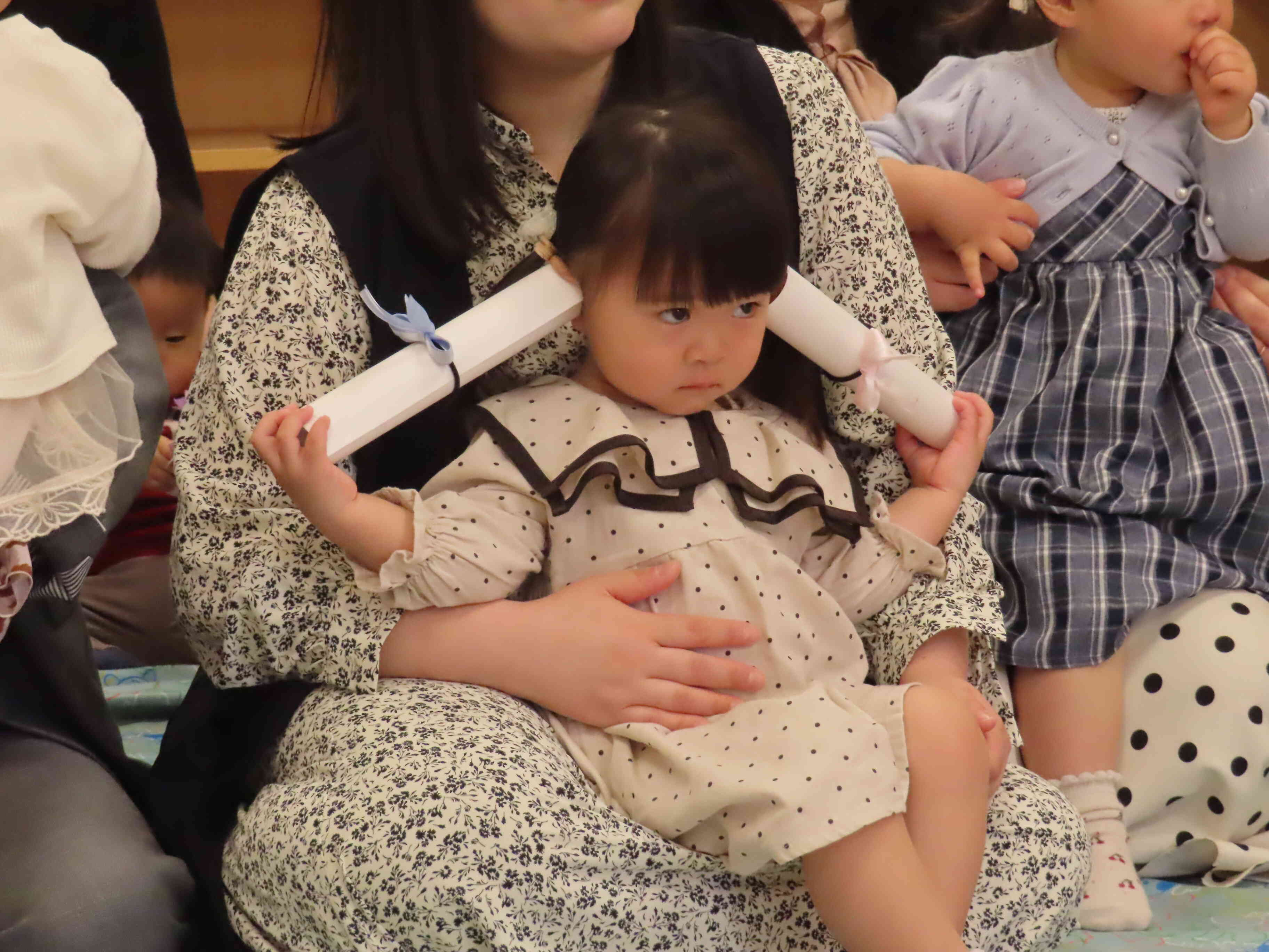 証書を両耳に当てて…♡