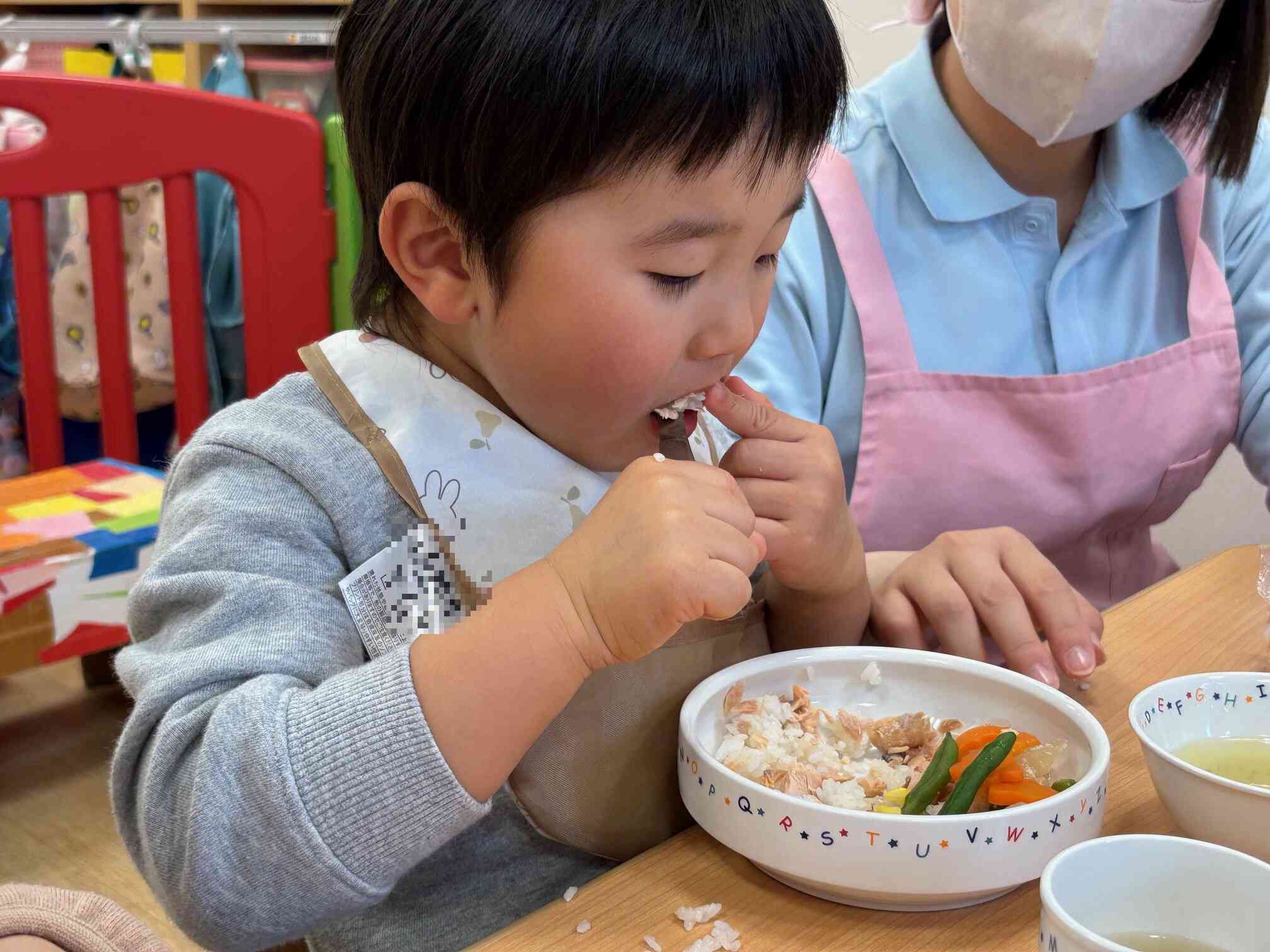 大好きな鮭ご飯に夢中です☆