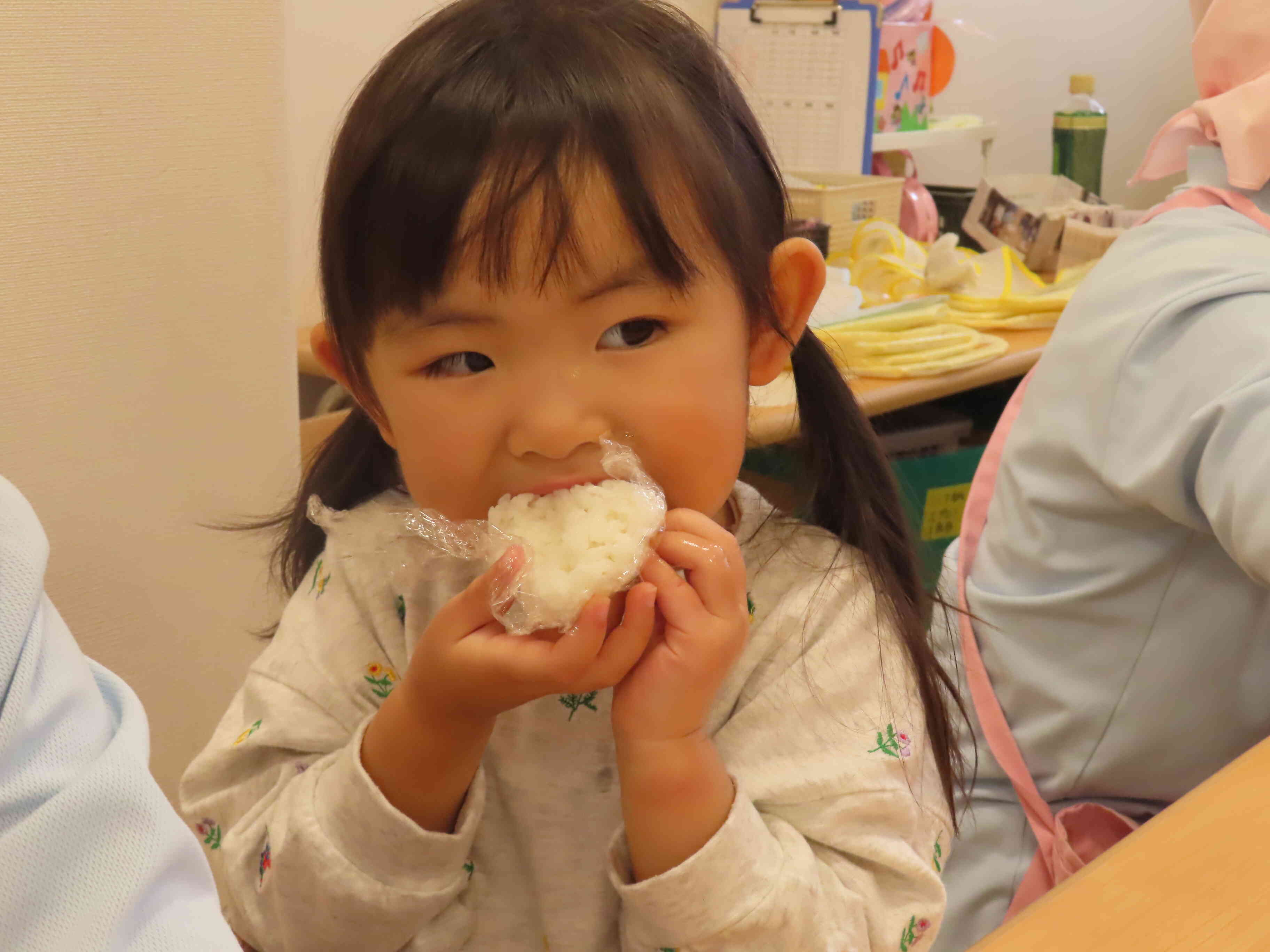 出来上がったおにぎりをパクッ！