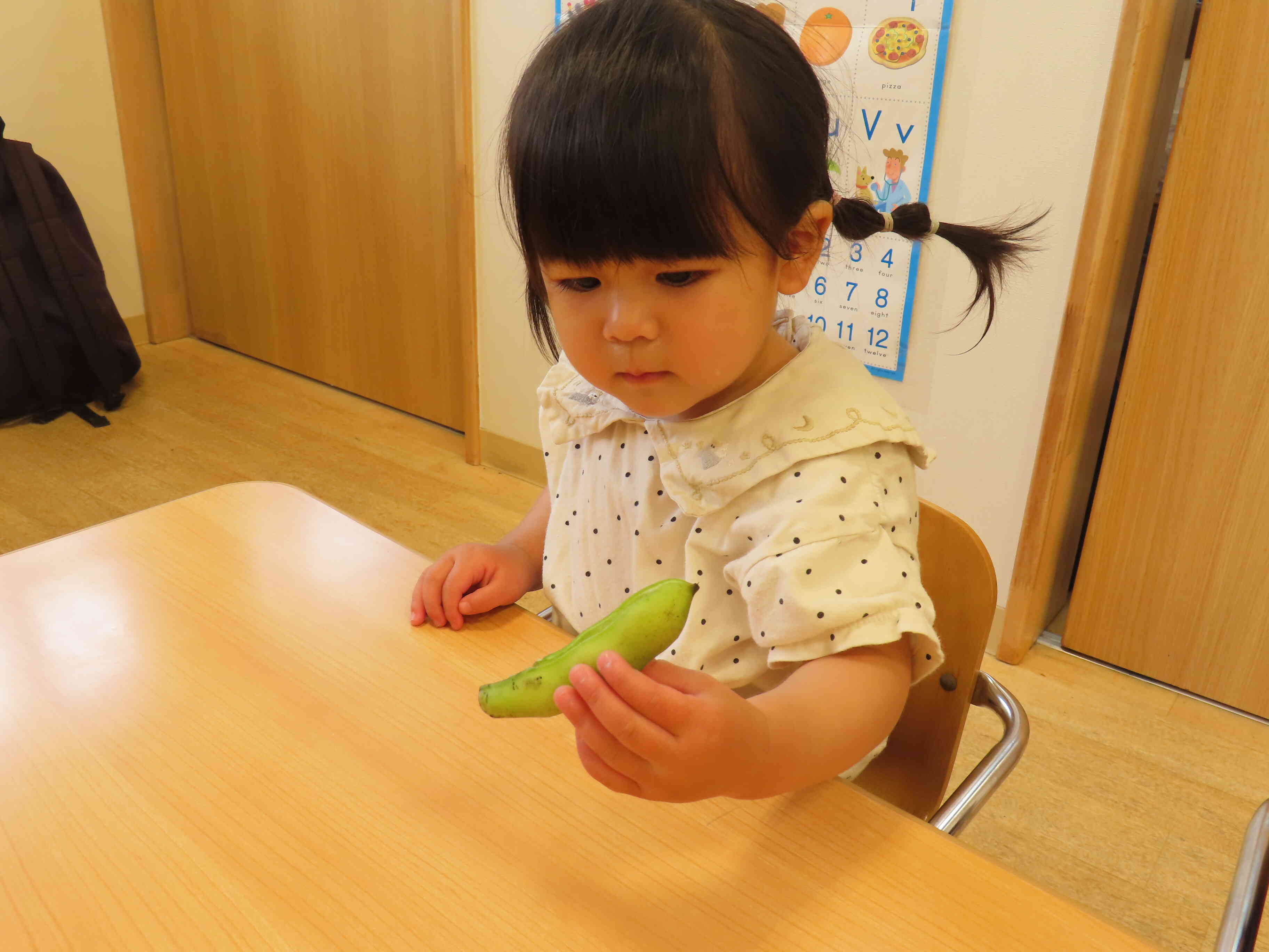 5月の食育活動（そら豆の皮むき）