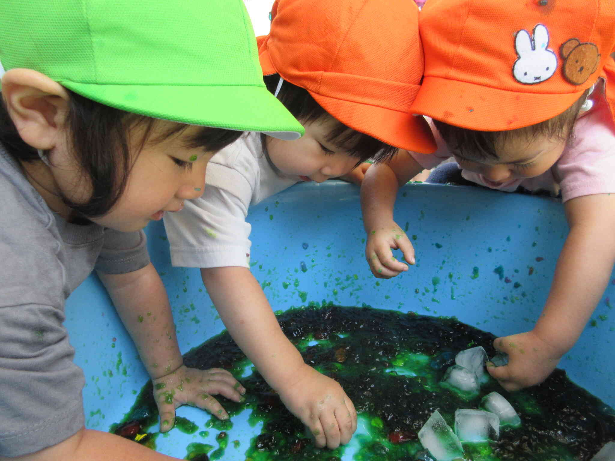 寒天で感触遊び（1・2歳児）｜ニチイキッズかなざわ保育園｜ニチイキッズ