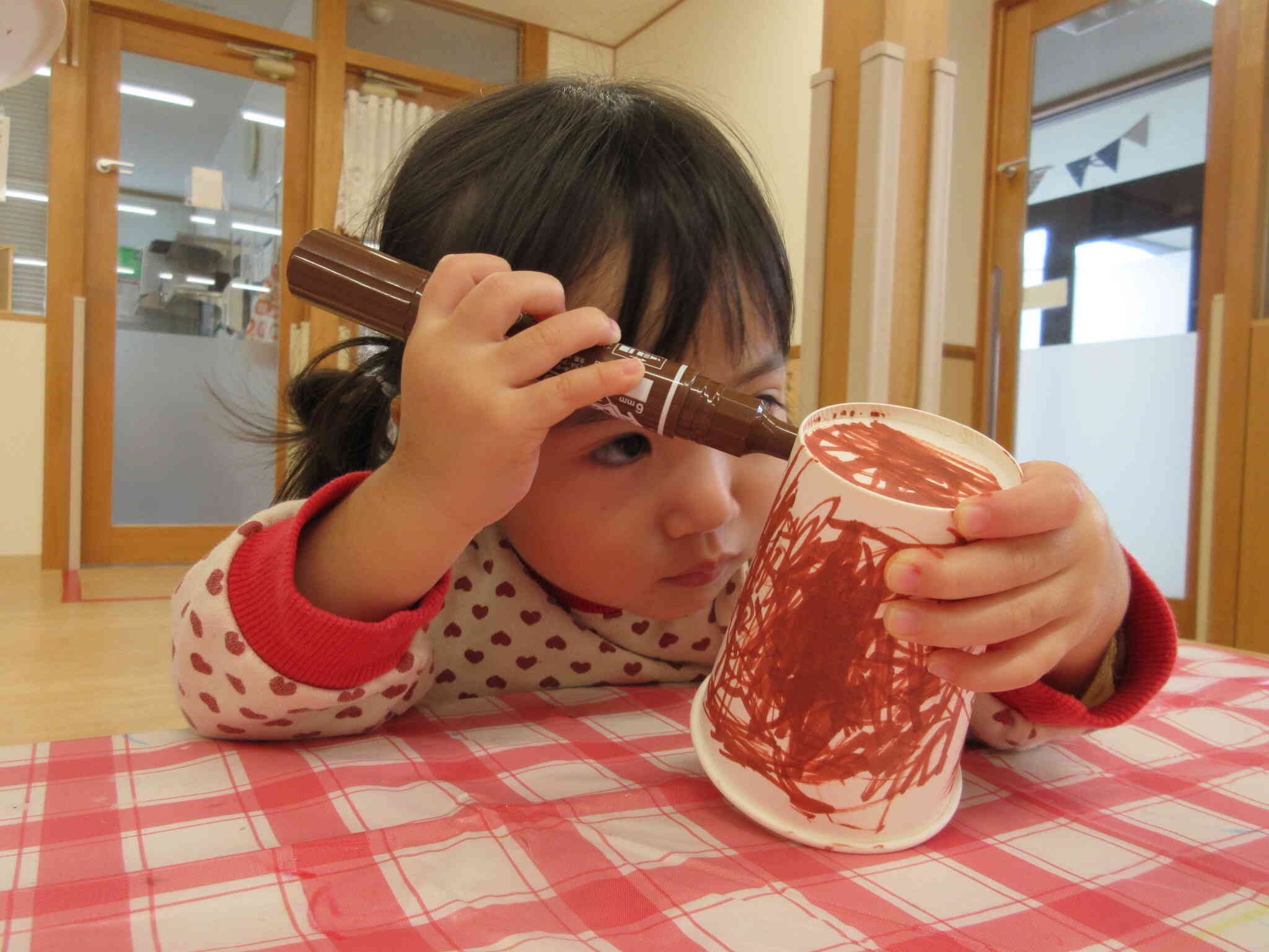 紙コップを塗るのは大変