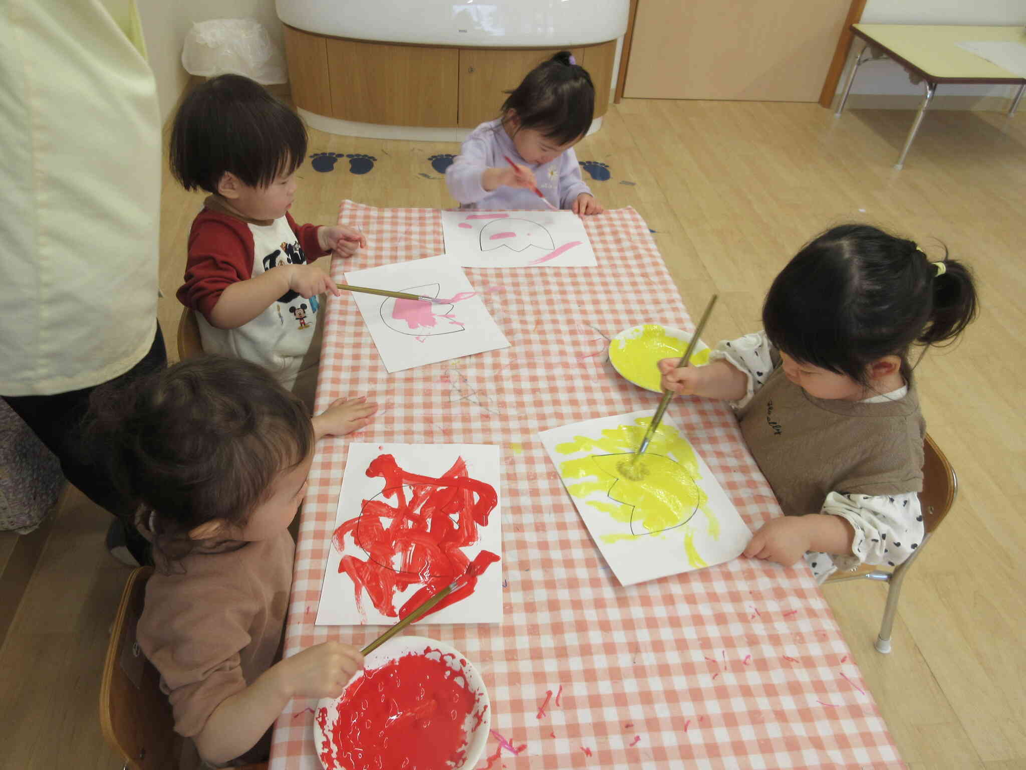 筆を使って絵の具をぬりぬり～