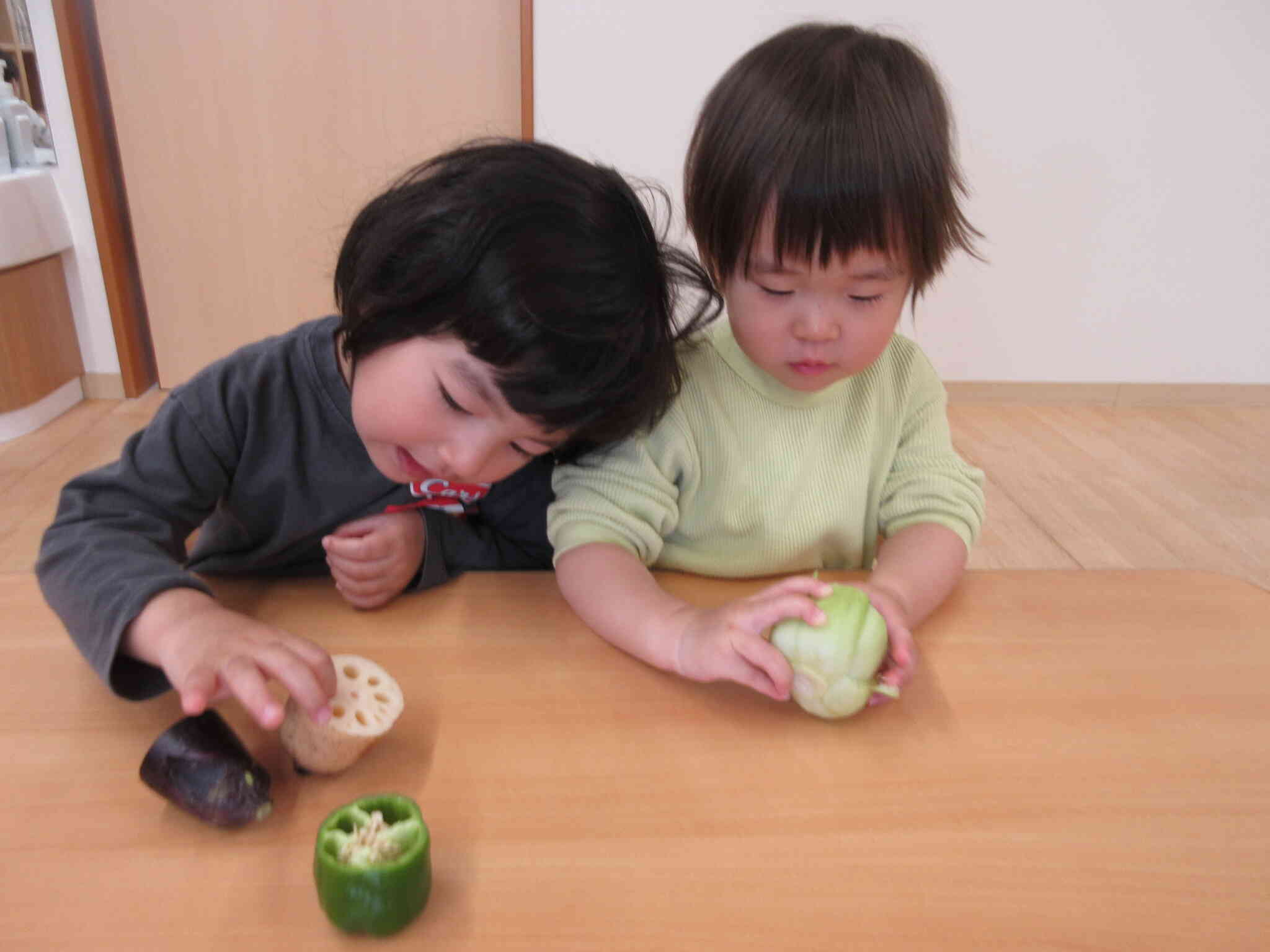 食育「野菜スタンプでランチョンマットを作ろう」