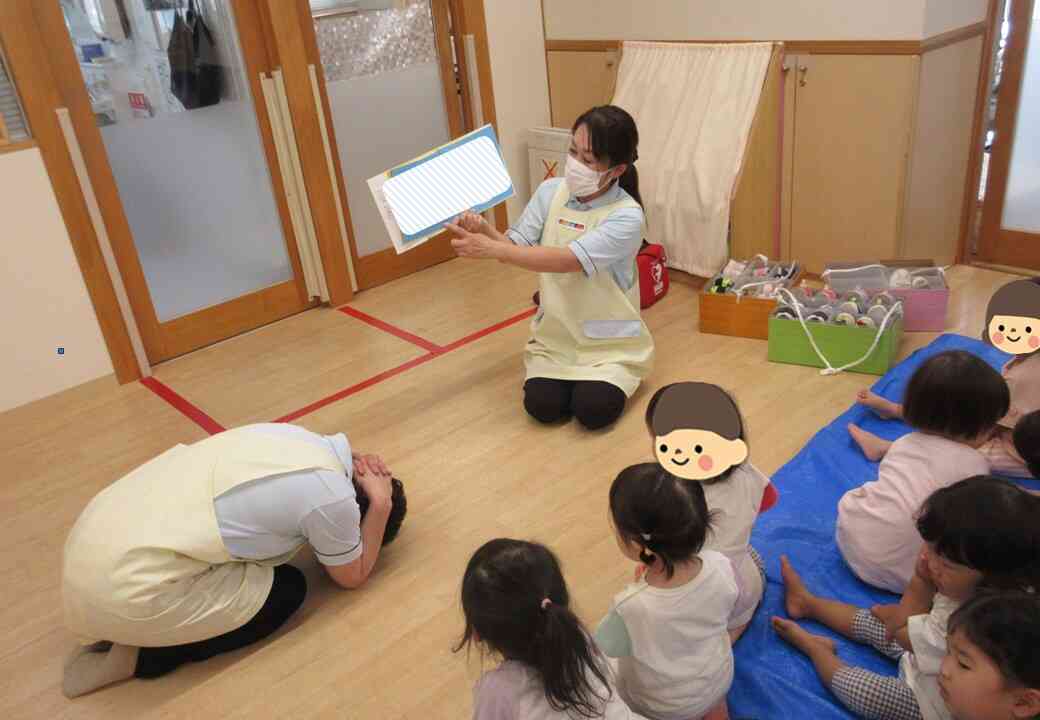 園長先生が体を小さく丸めてハリネズミに変身！