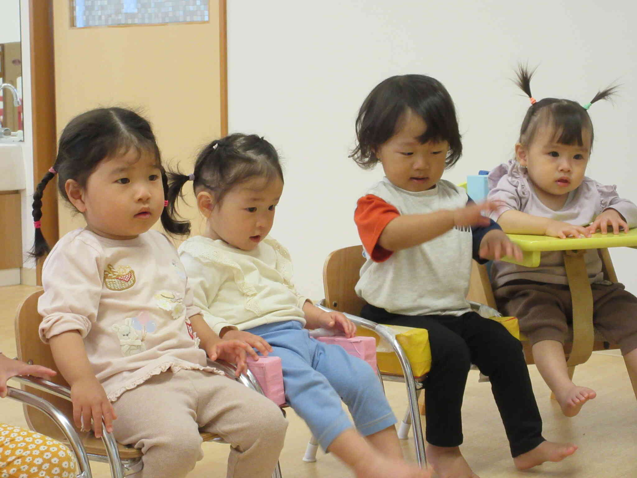 椅子に座って先生の真似しながら参加している１歳児です！
