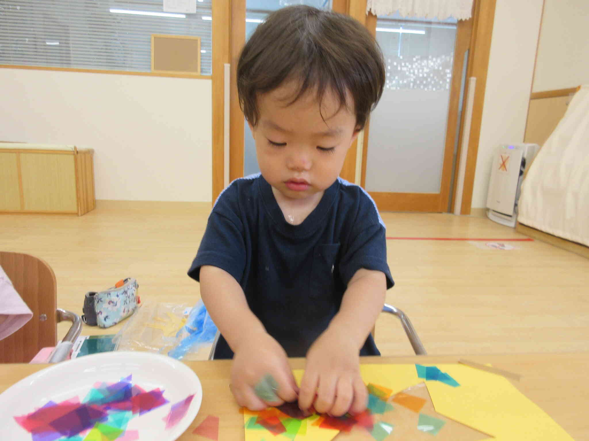 お星さまの枠の中にぺったんぺったん！