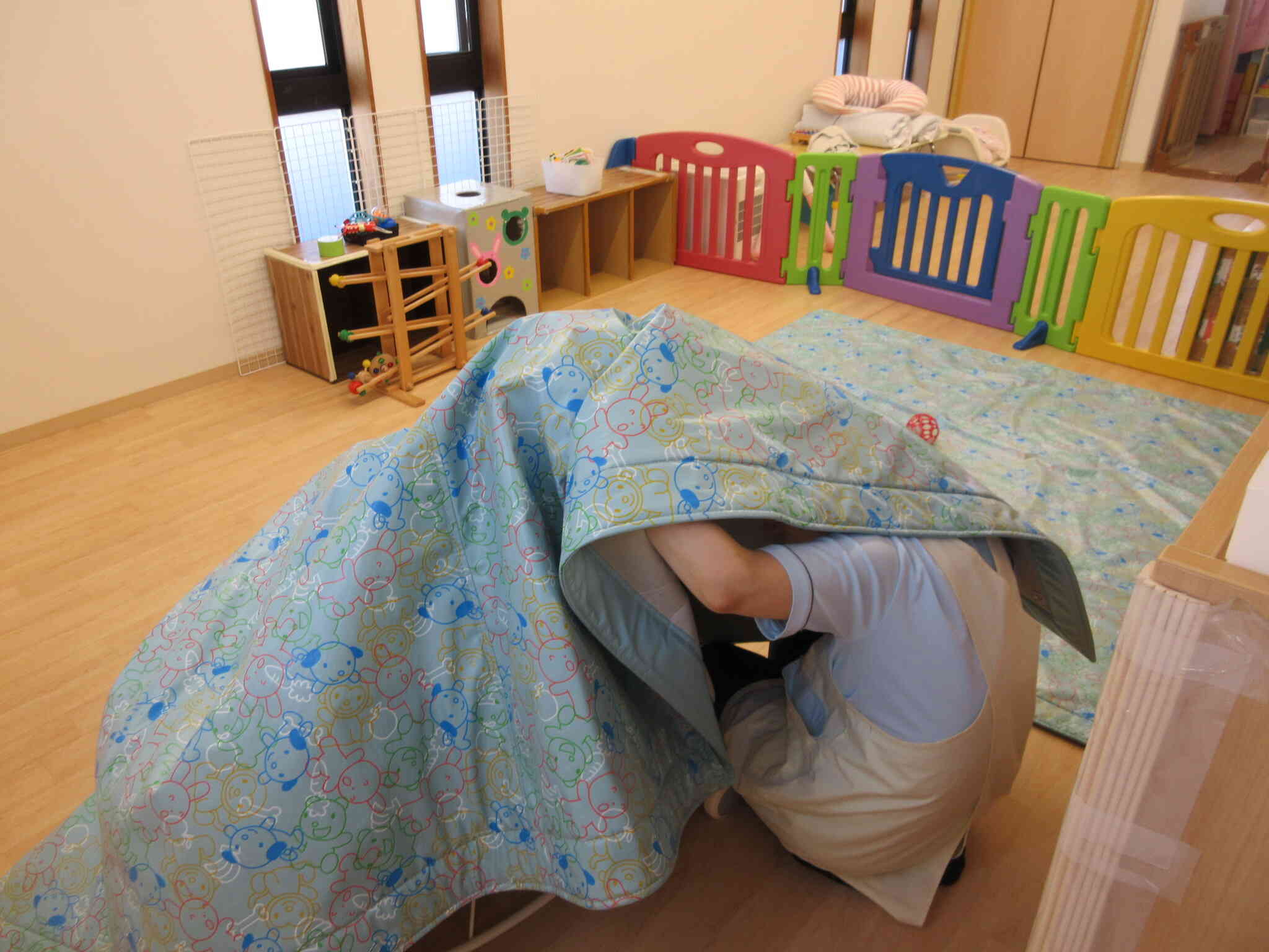 0歳児はマットの下へ避難･･･