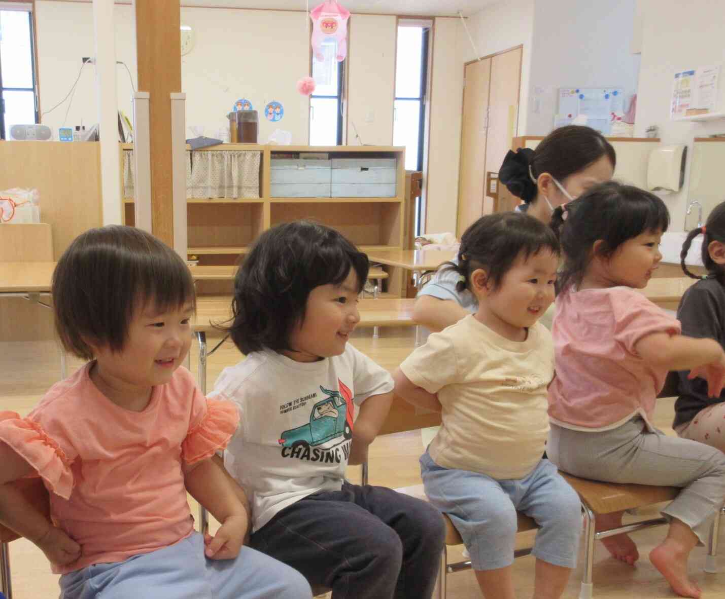 カードを見ながらジェスチャーしています♡