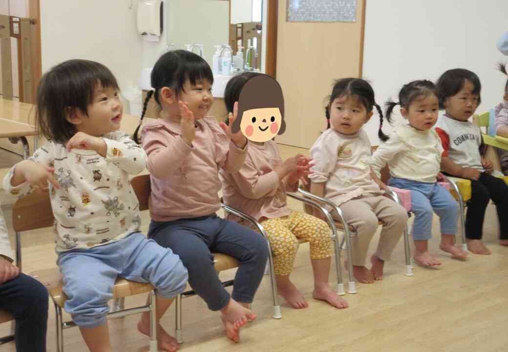 お膝をたたきながら、楽しく発語している２歳児です！