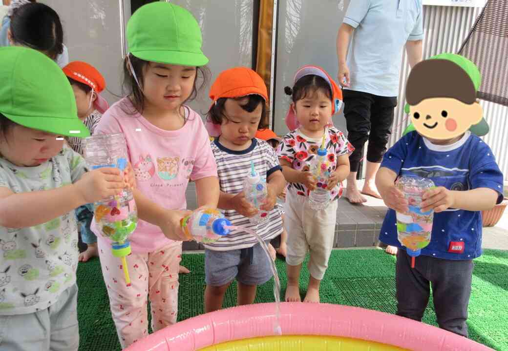 自分で作った水鉄砲で遊びました！