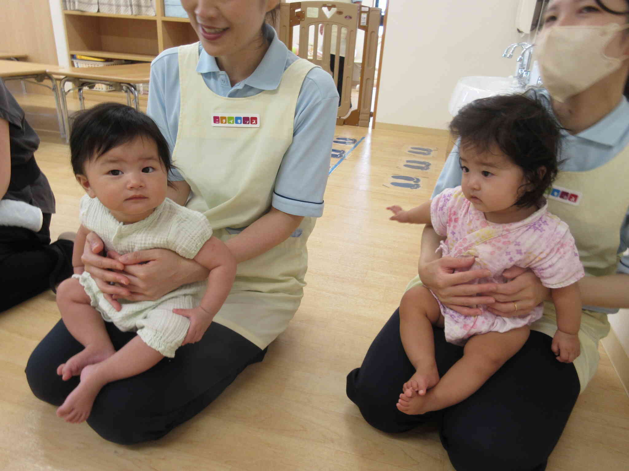 お膝に座って楽しそうに参加しているひよこ組さん（0歳児）です！