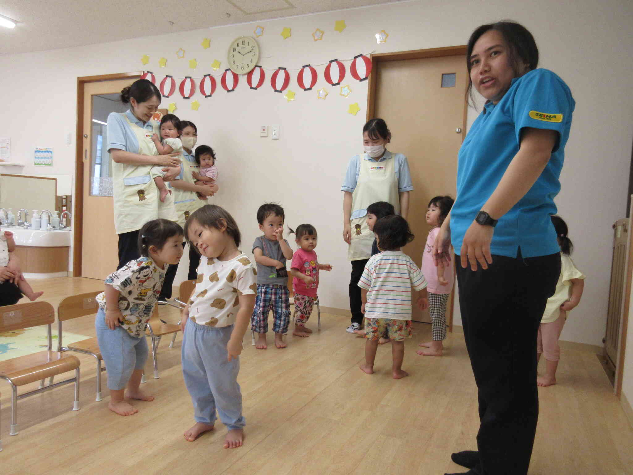 「スタンドアップ！」で椅子から飛び出し、楽しく踊り出しています！