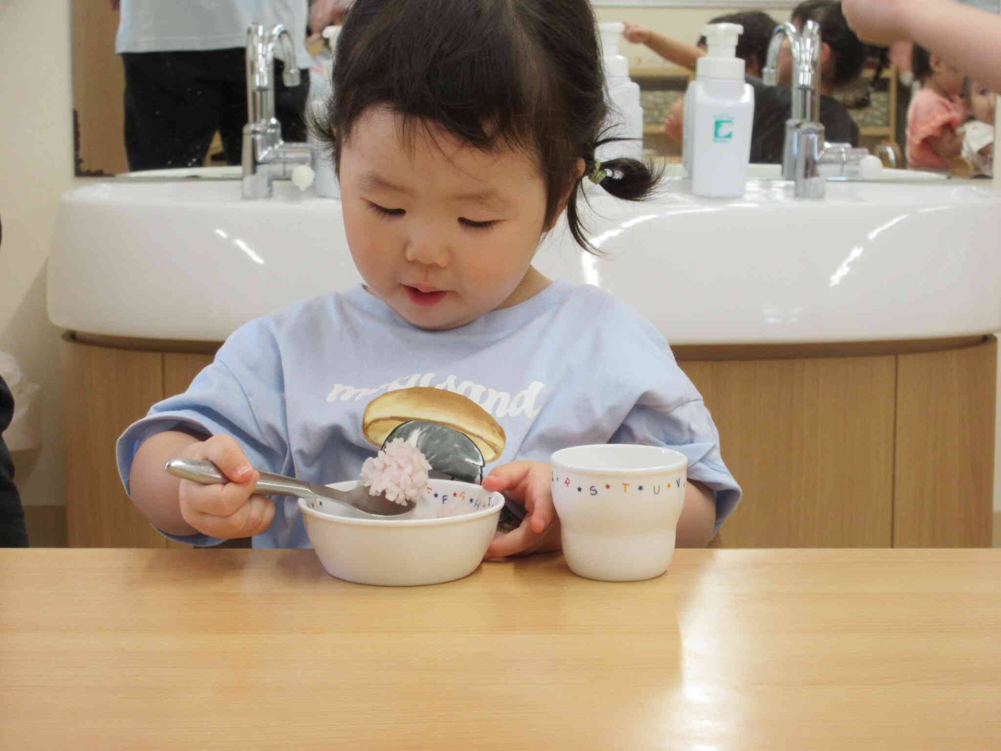 ピンク色のおにぎりハート型だ♡