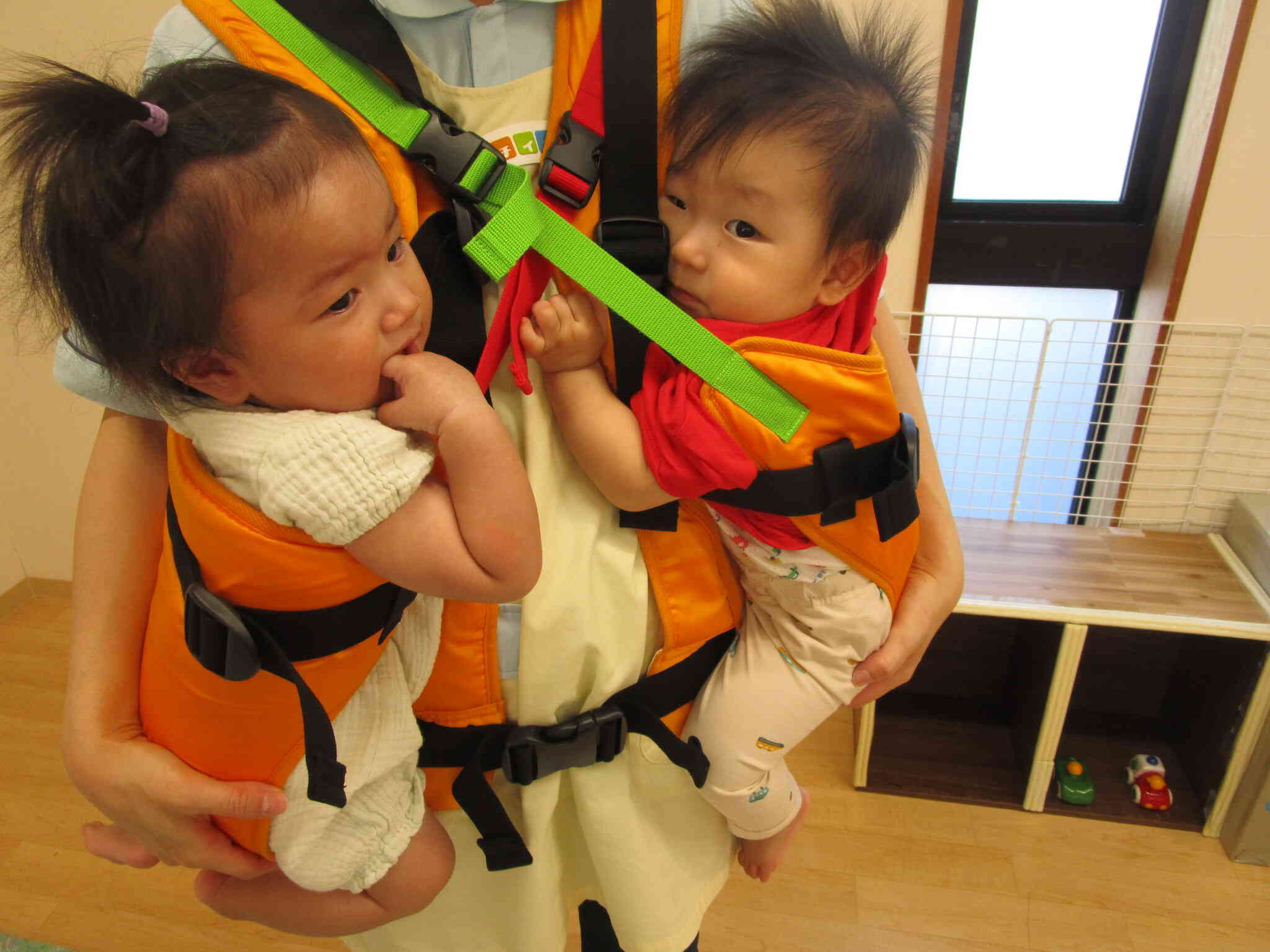 「3人抱きキャリー」も活躍中！