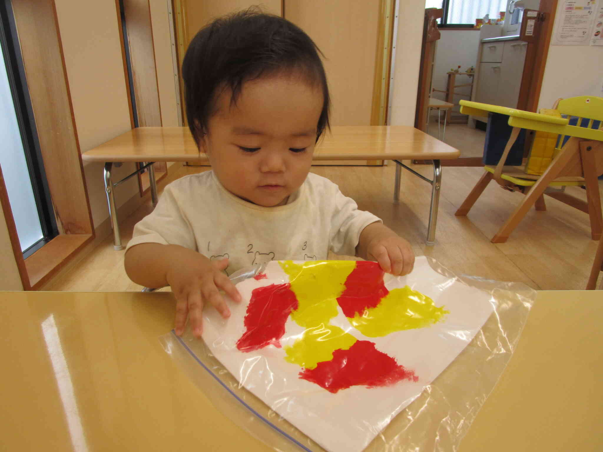 袋をくしゃくしゃ、楽しいな♪