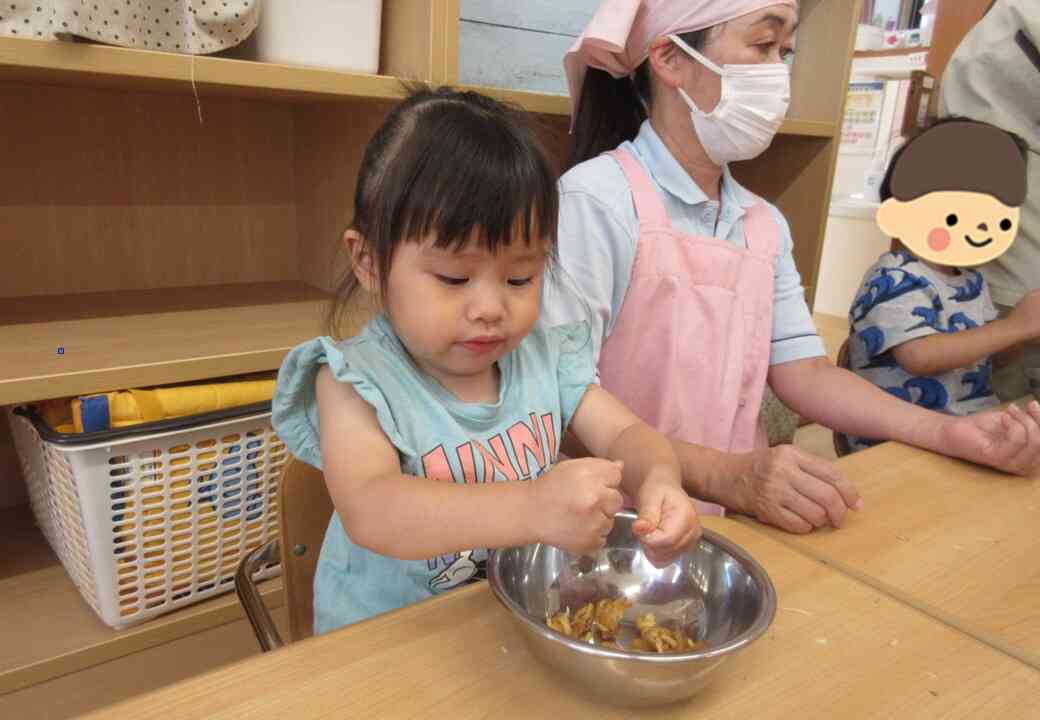 なめこに触ると「ねばねばだー」と楽しんでいました