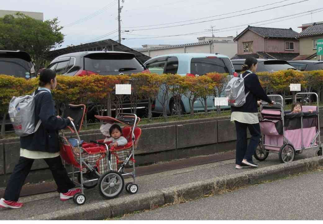 0歳児は、散歩車に乗って避難!