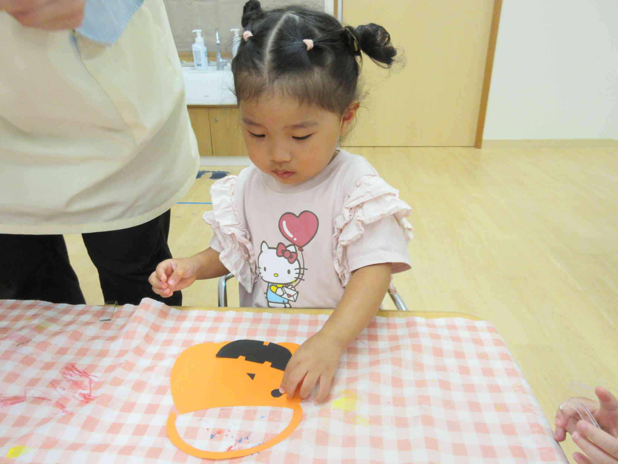 かぼちゃのカバンに顔のパーツを貼ってみました