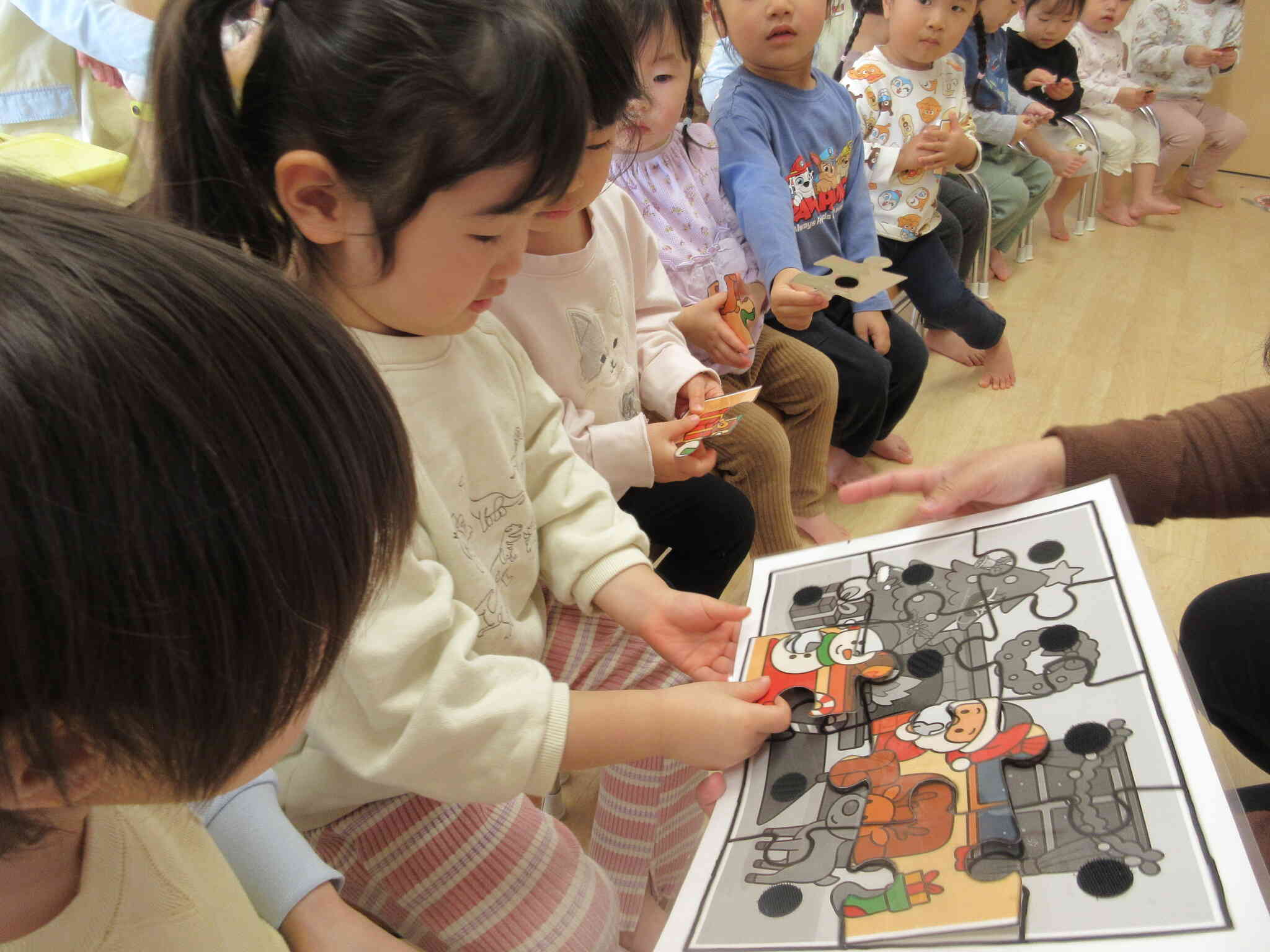 どこかな？同じ絵の所を探しピースをはめ込んでいます