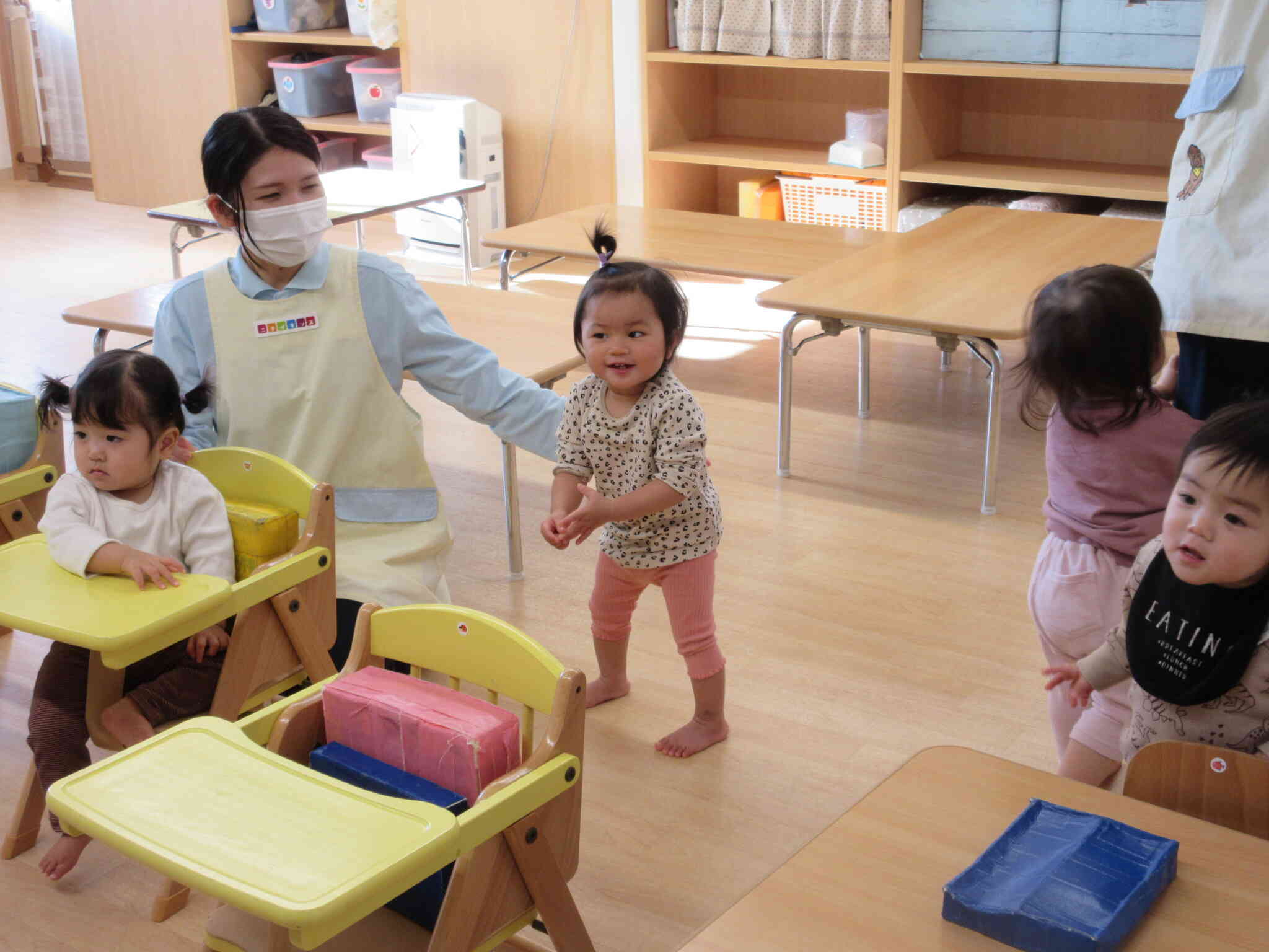 音楽が鳴り出すと椅子から飛び出し、全身で表現しています