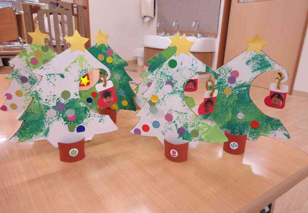 顔写真付きの靴下をぶら下げてツリーの完成です⭐︎