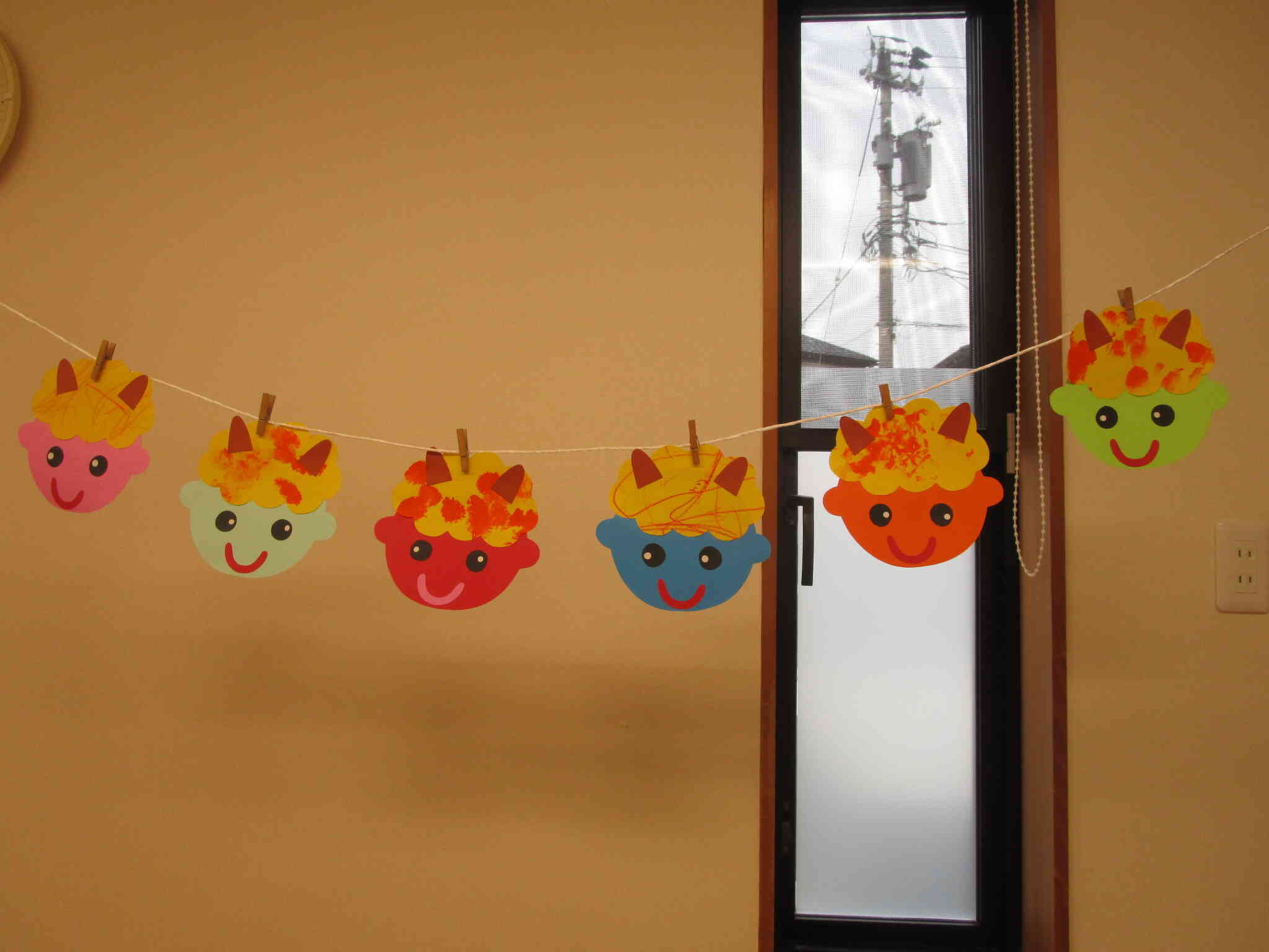 色とりどりの鬼のお面が並びます