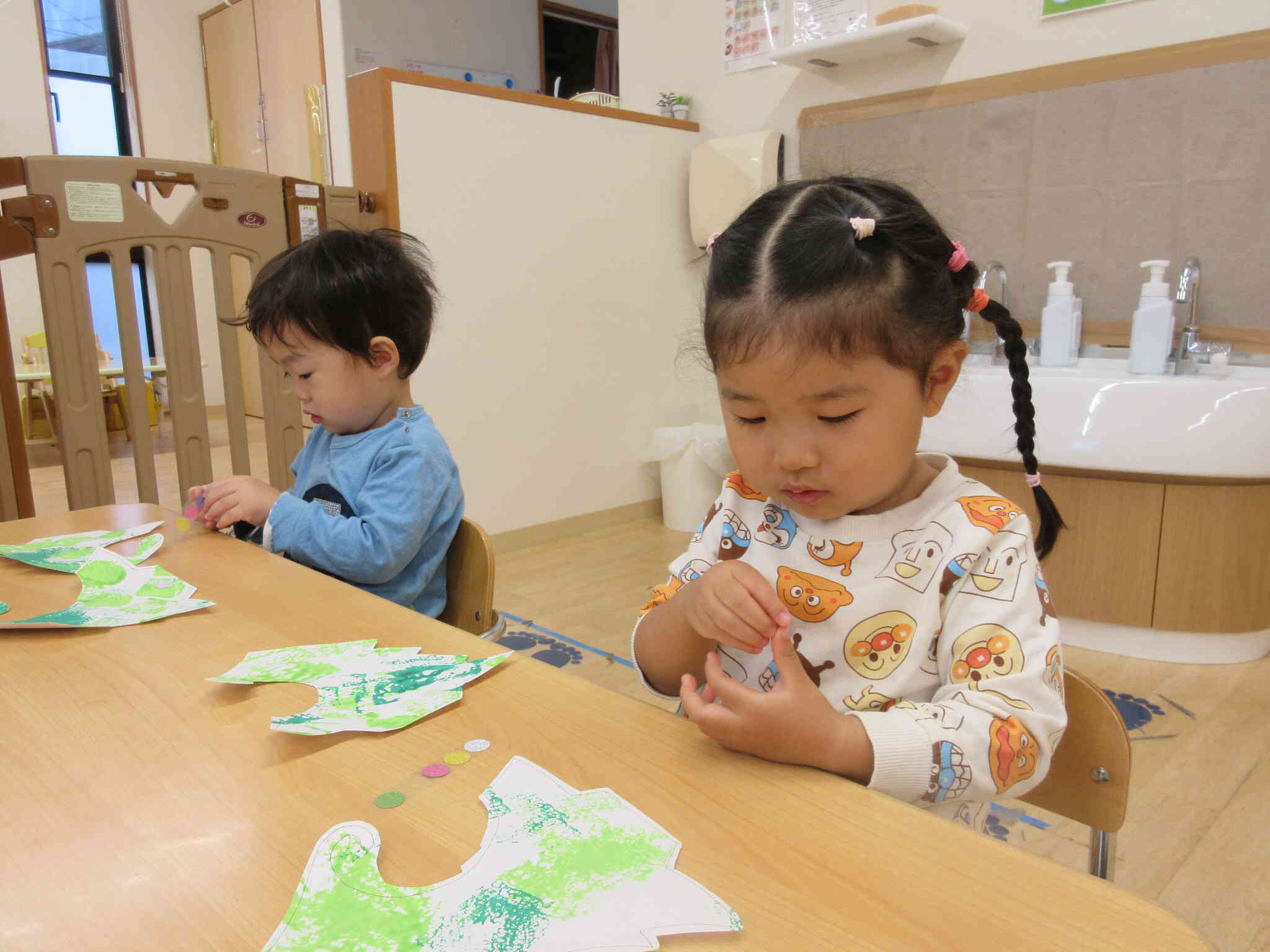 シールで飾り付けをしました