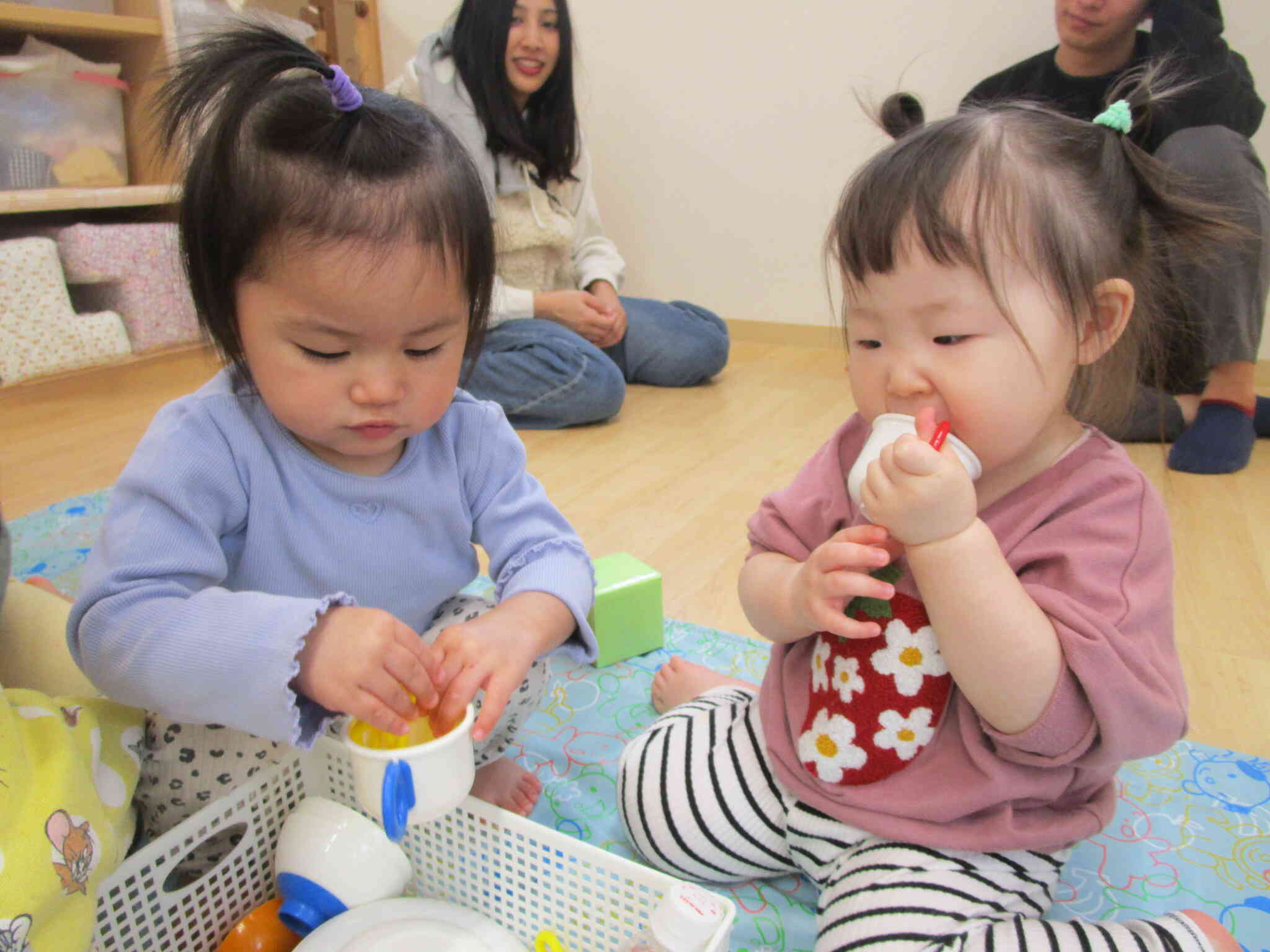 お友だちと一緒に遊んでるよ