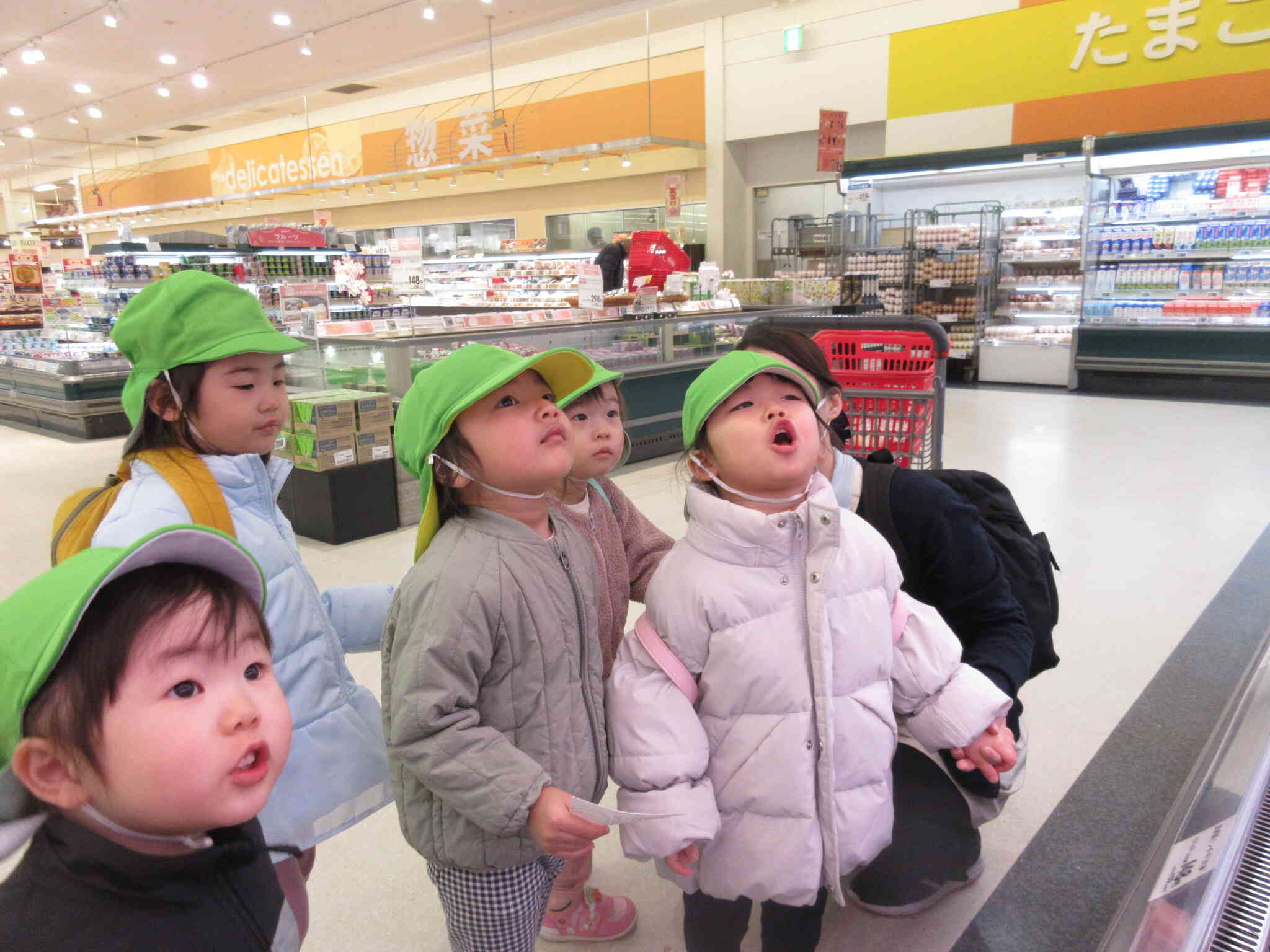 食育で買い物へ行き、ピザを作りました