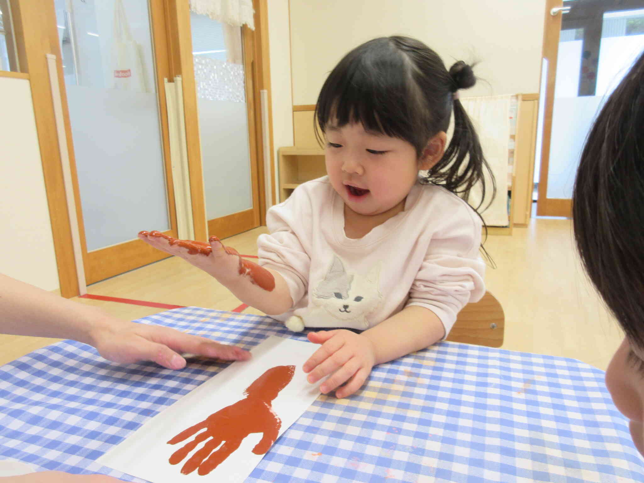 手形で木の幹を製作！