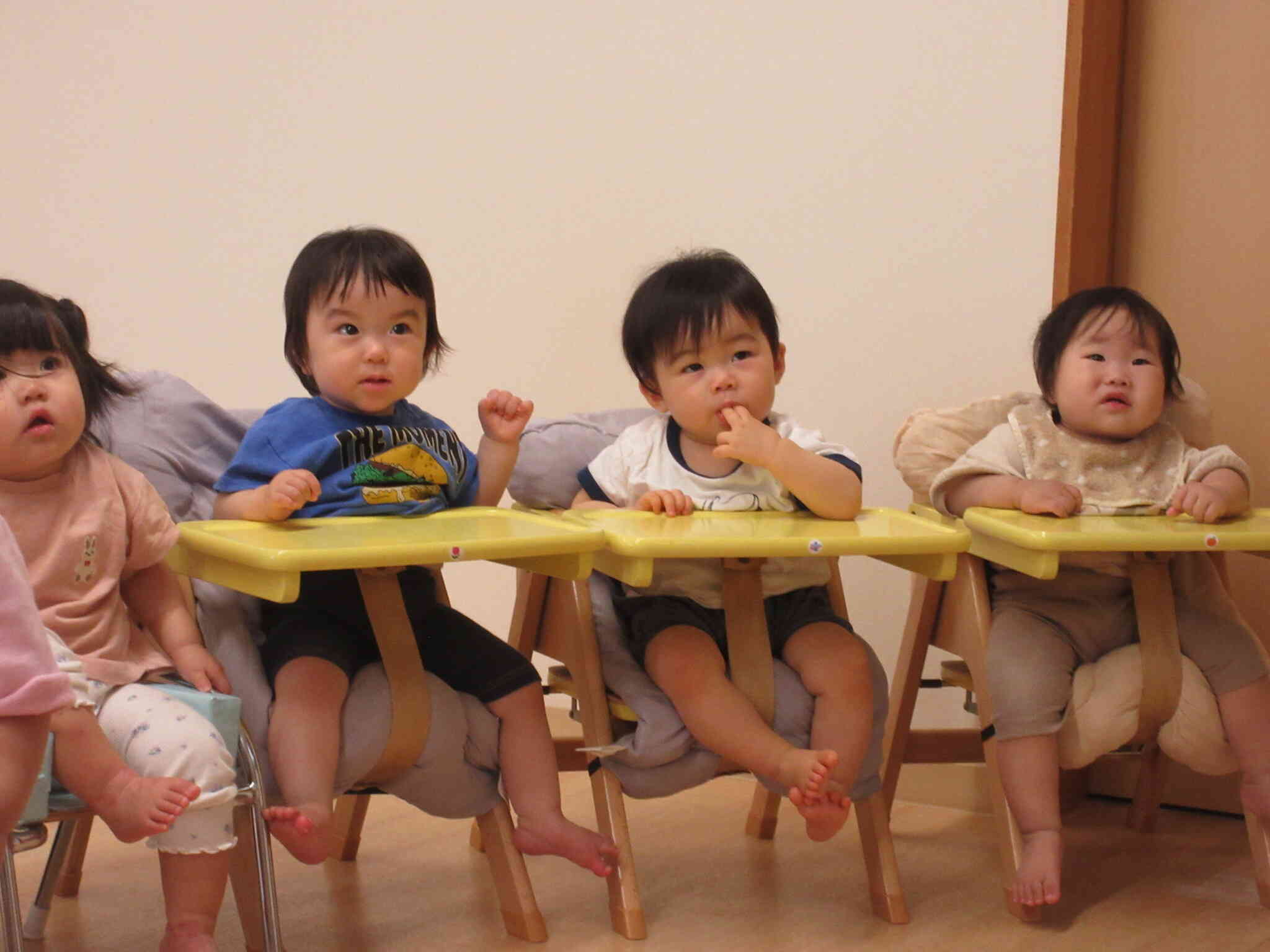 0歳児さんも椅子に座って、興味深々でレッスンに参加してくれています。