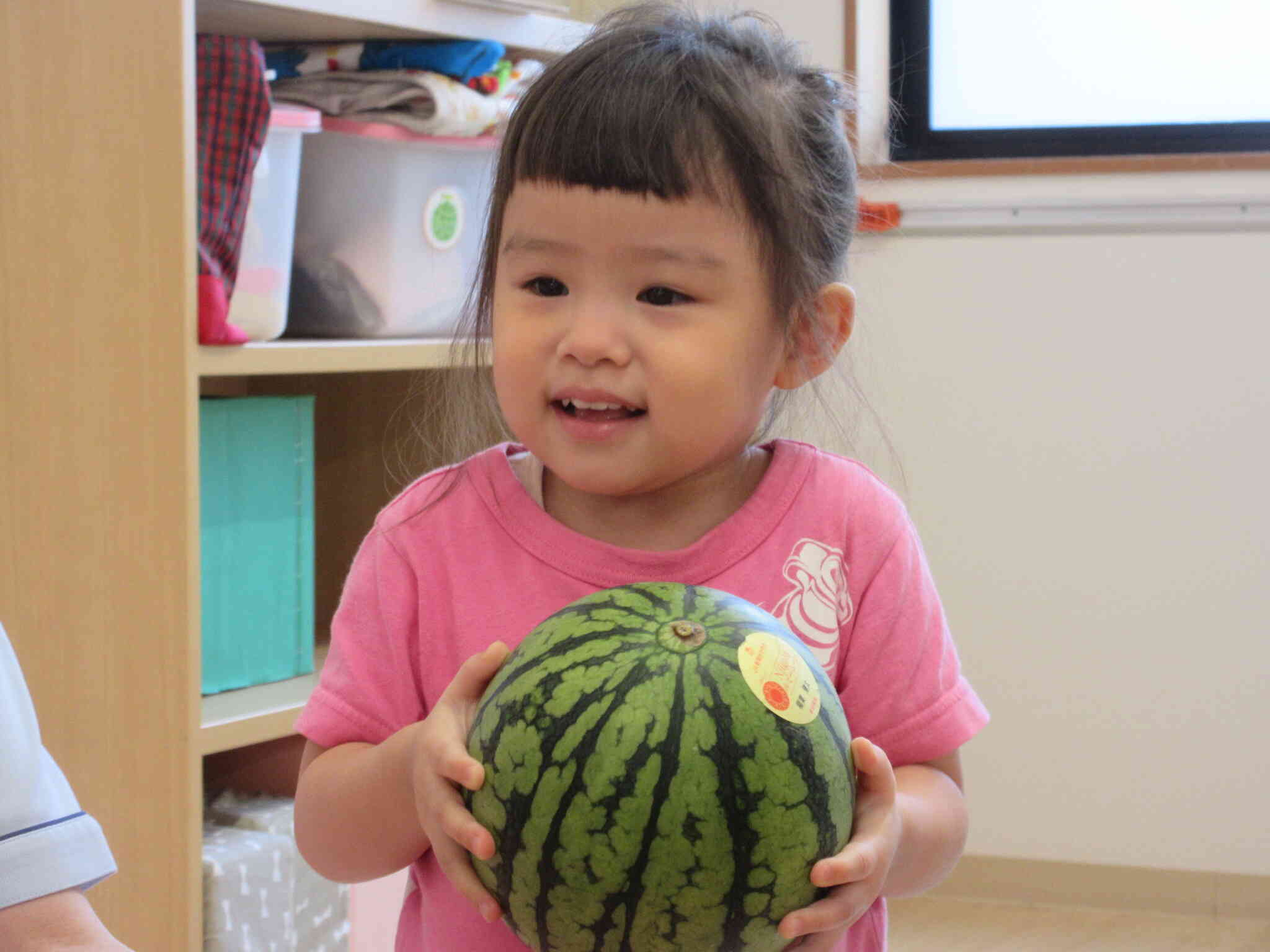 ９月食育活動「実際のすいかに触れ食べてみよう」