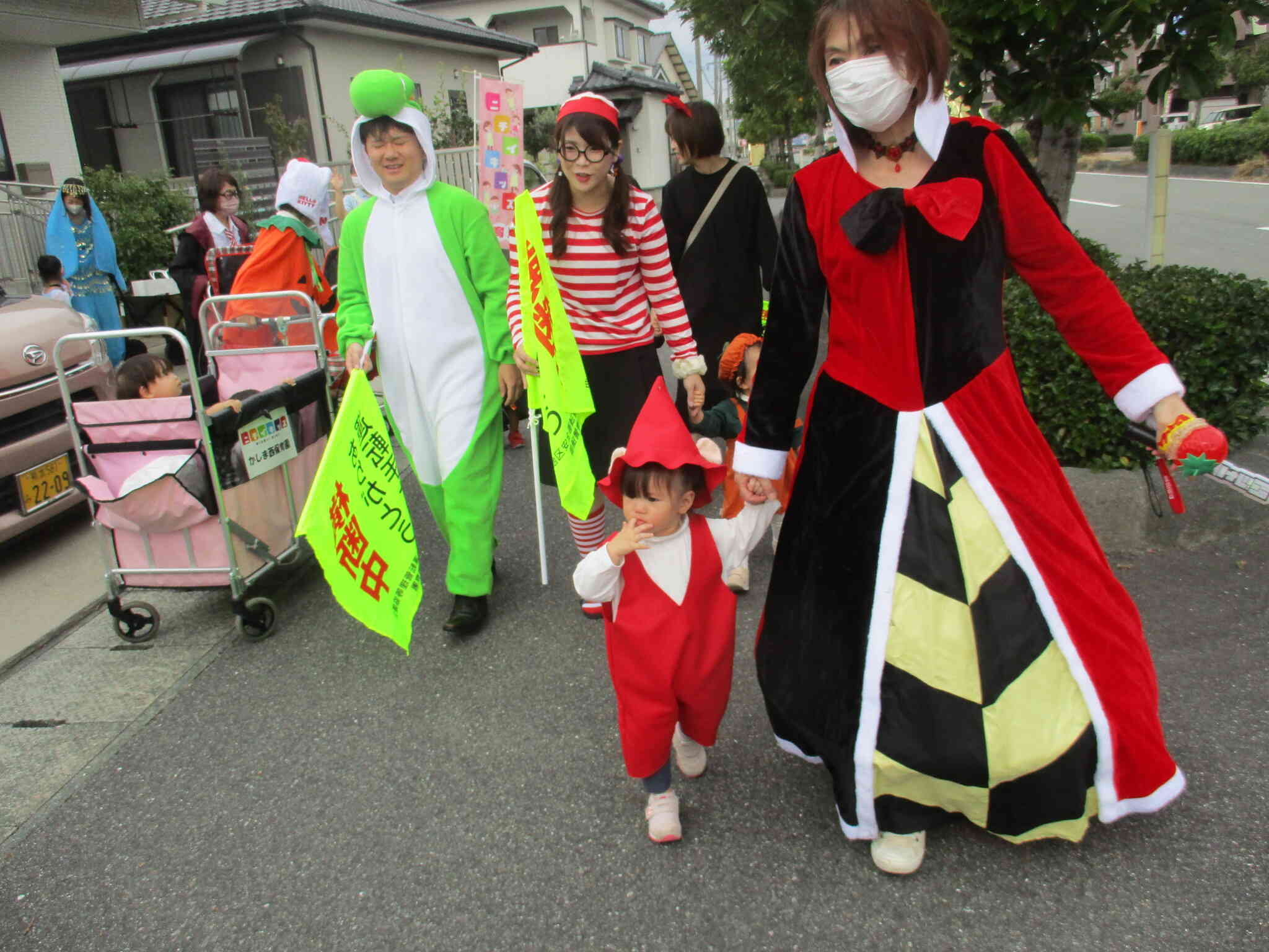 Potechino 半袖長袖2way 立体お花モチーフ 赤 ナイロン ジャケット ハロウィン散歩｜ニチイキッズかしま西保育園｜ニチイキッズ
