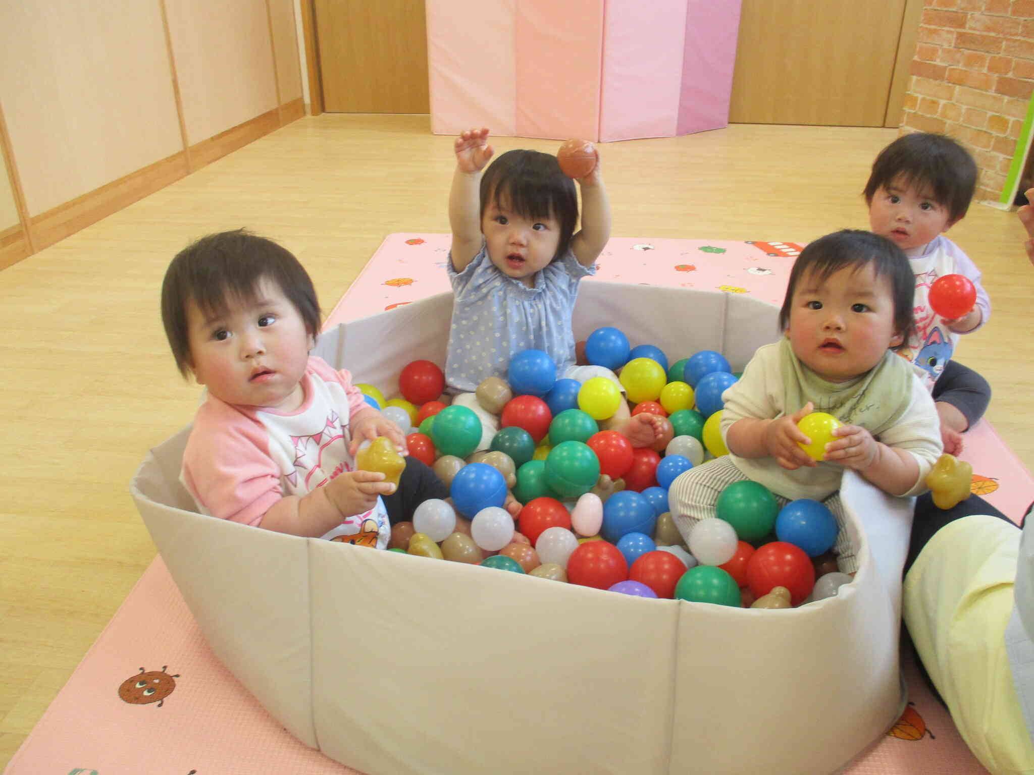 ボールプールで仲良く