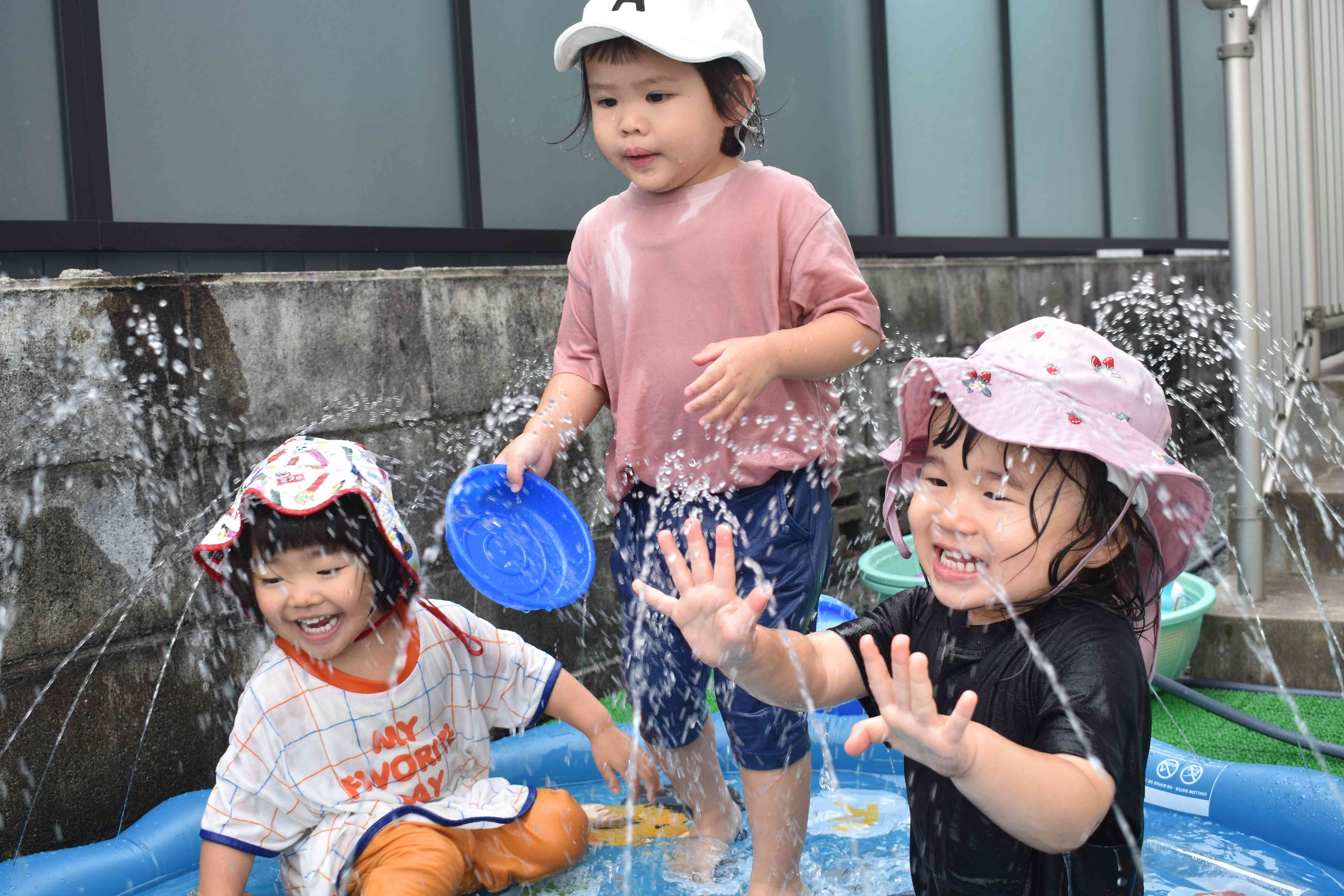 楽しい水遊び｜ニチイキッズかしま西保育園｜ニチイキッズ