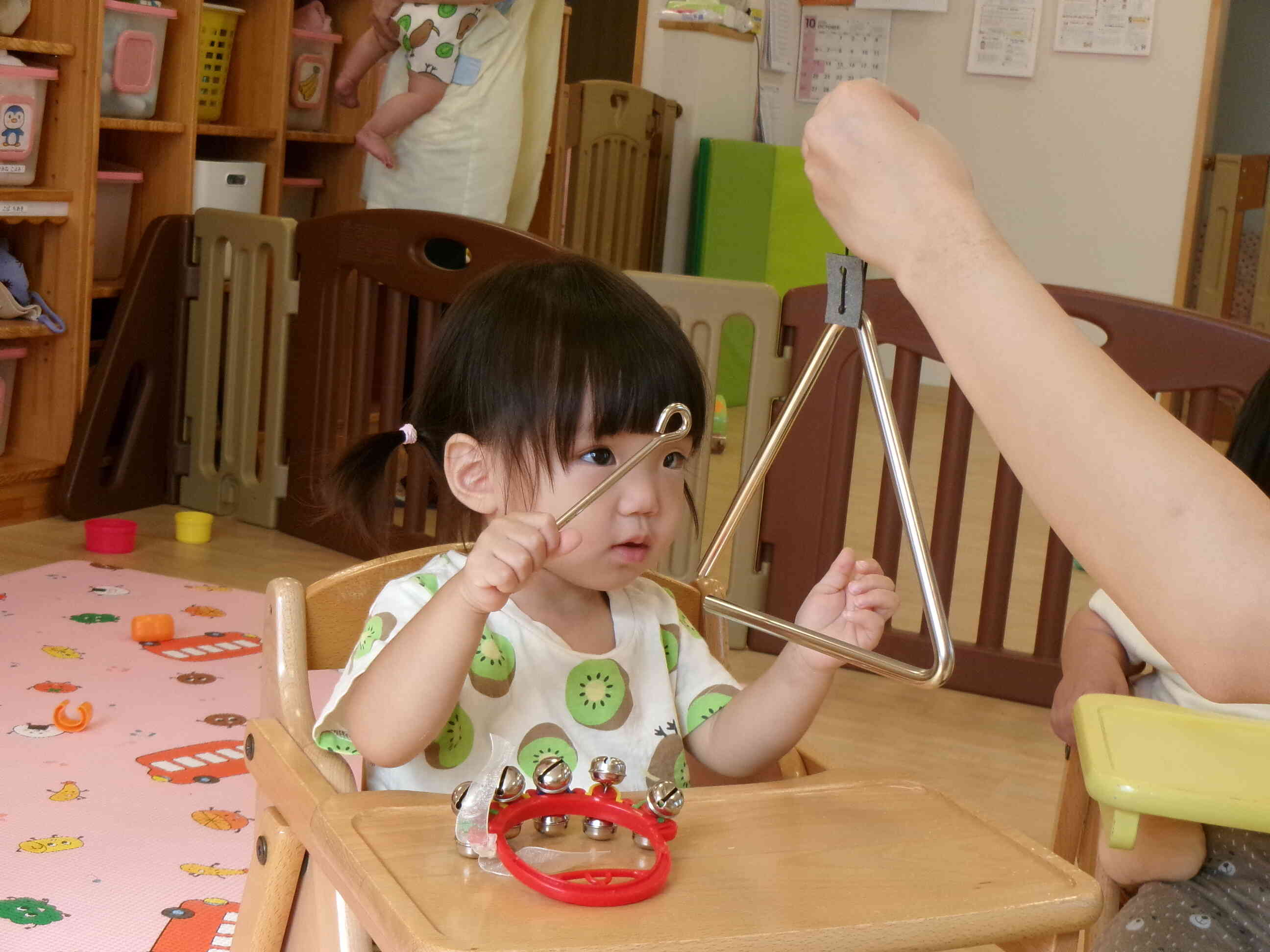０歳児の楽器遊び