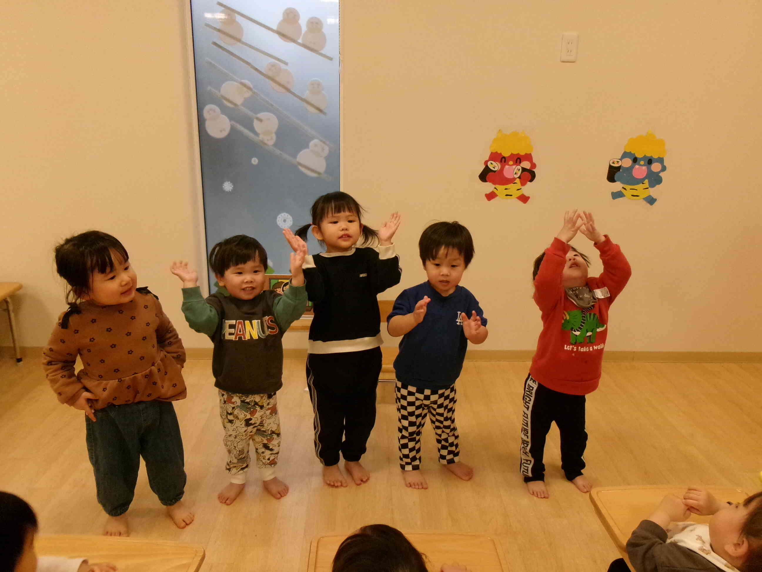 みんなで元気に歌い一日が始まります。