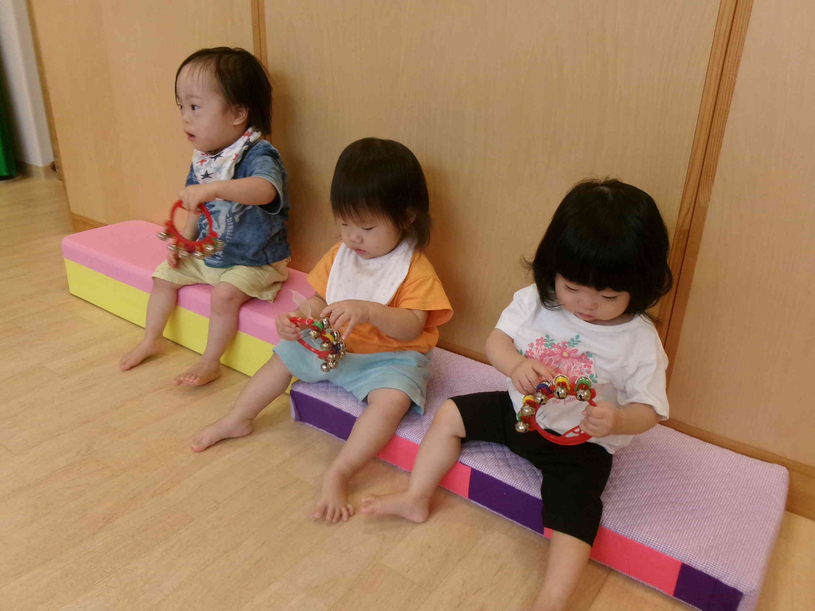 ０歳児の楽器遊び