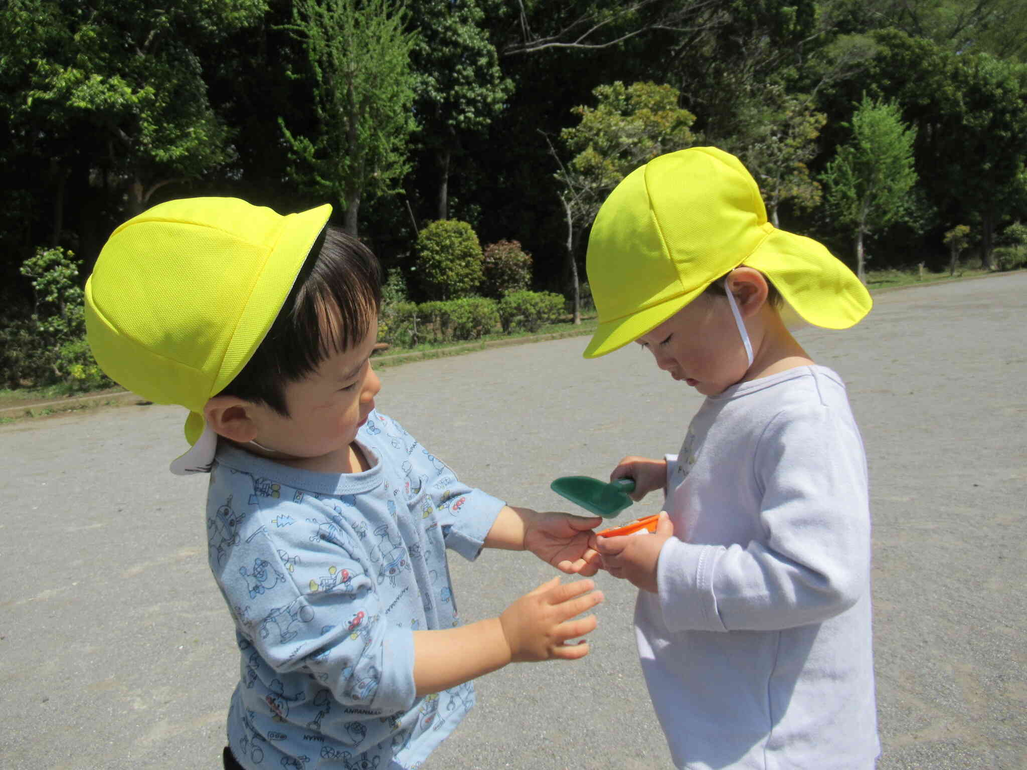 お友達と一緒にお外遊びするの楽しいね！（あひる組1歳児）