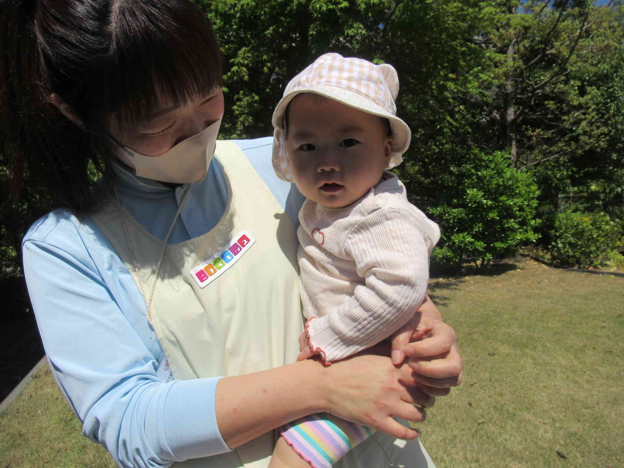 ぽかぽか陽気で気持ち良い～（ひよこ組0歳児）