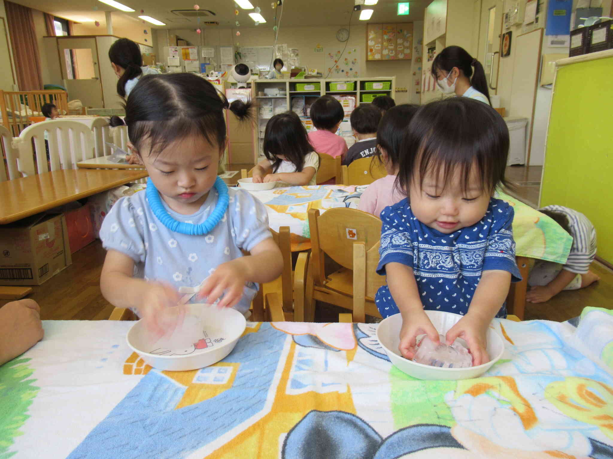 氷遊びの様子（あひる組1歳児）
