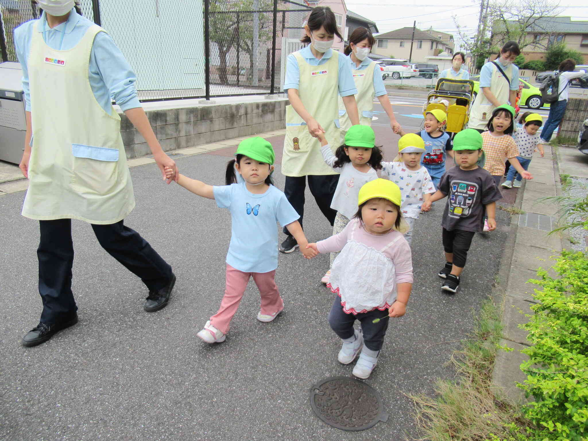 お友達と手を繋いで歩いたよ！