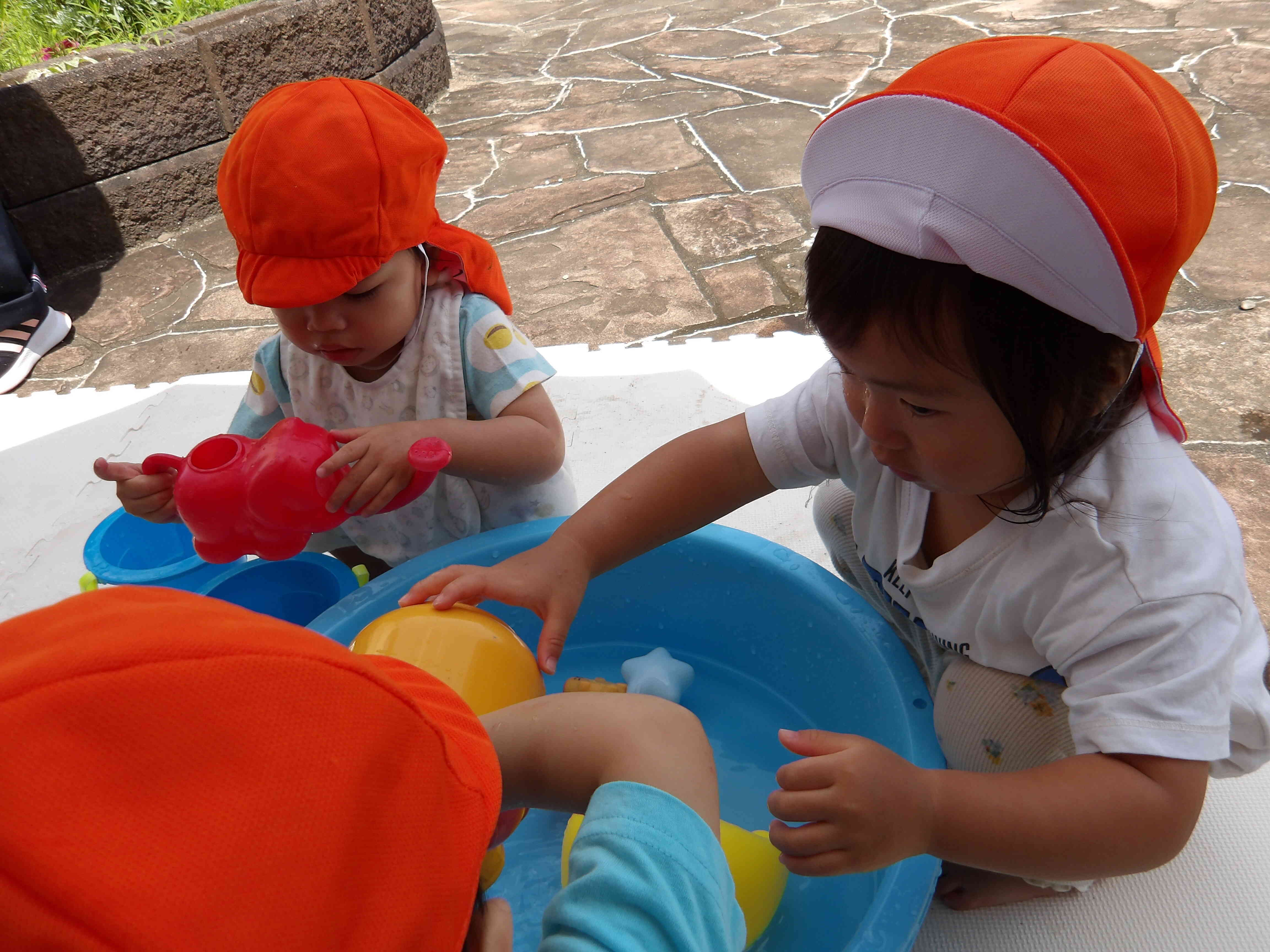 外遊びの様子（あひる組１歳児）