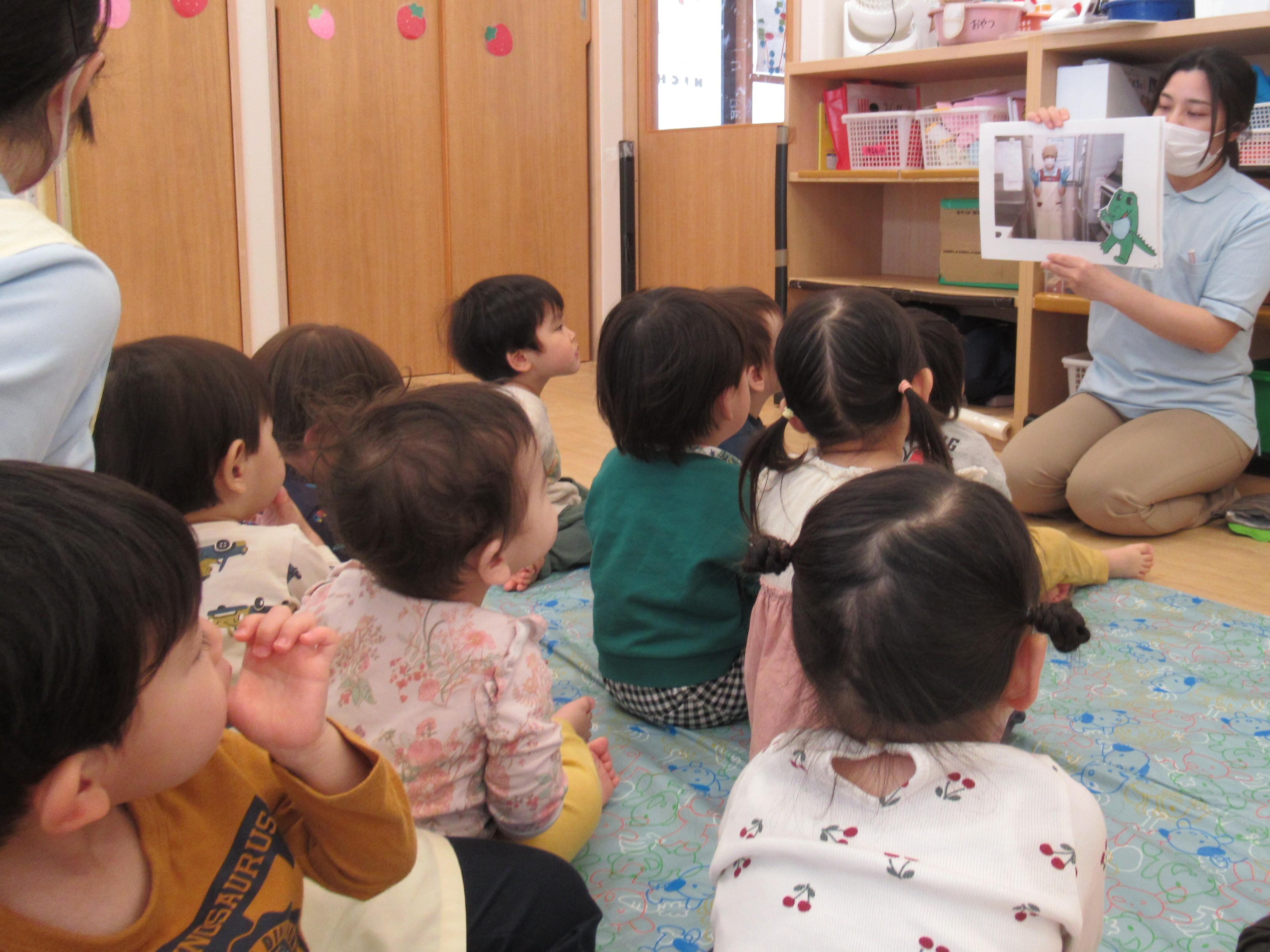 紙芝居に夢中な子ども達です。