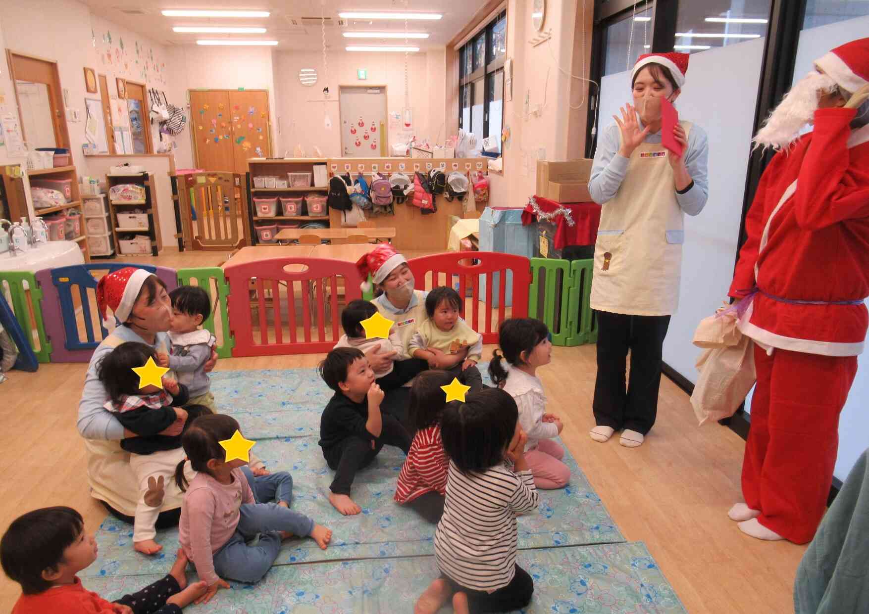 サンタクロースの登場に子ども達も大喜び！！