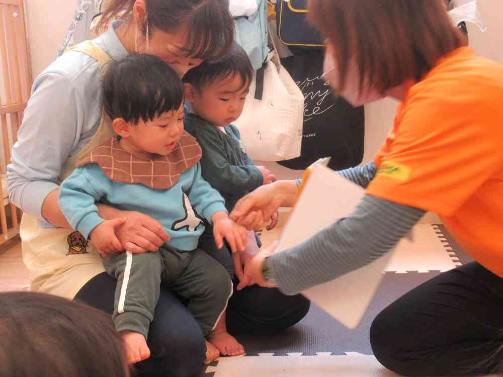 ひよこ組(０歳児)の様子