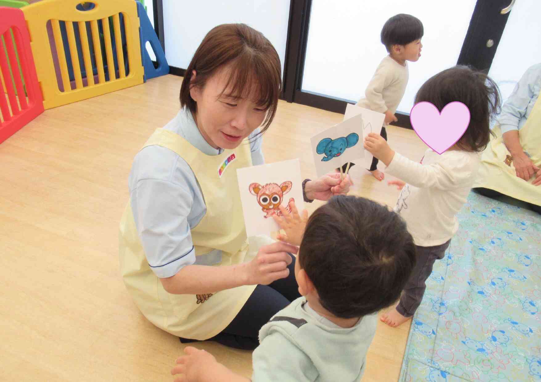楽しくてペープサートにタッチ