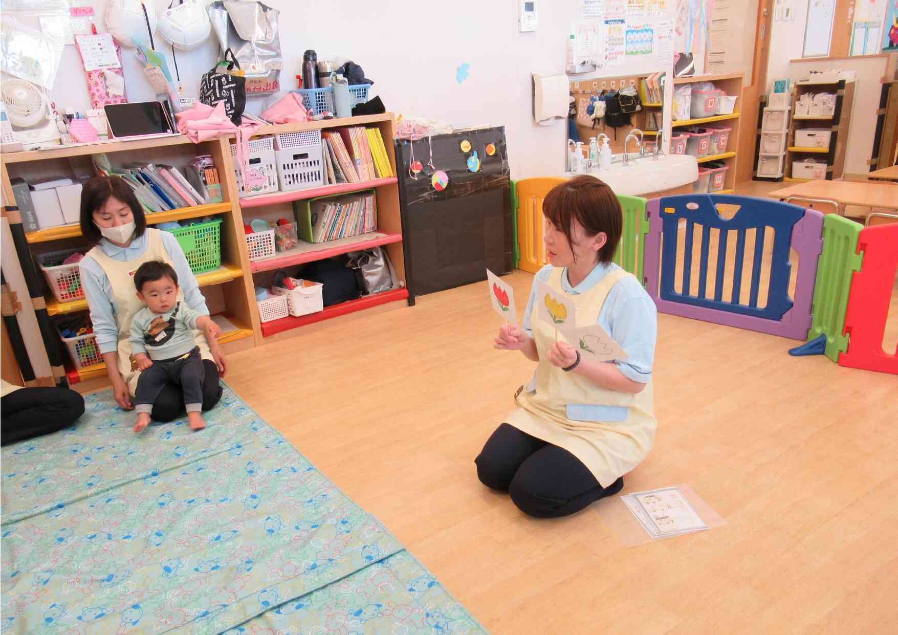 お歌に合わせてかわいいお花やどうぶつのペープサートが、、