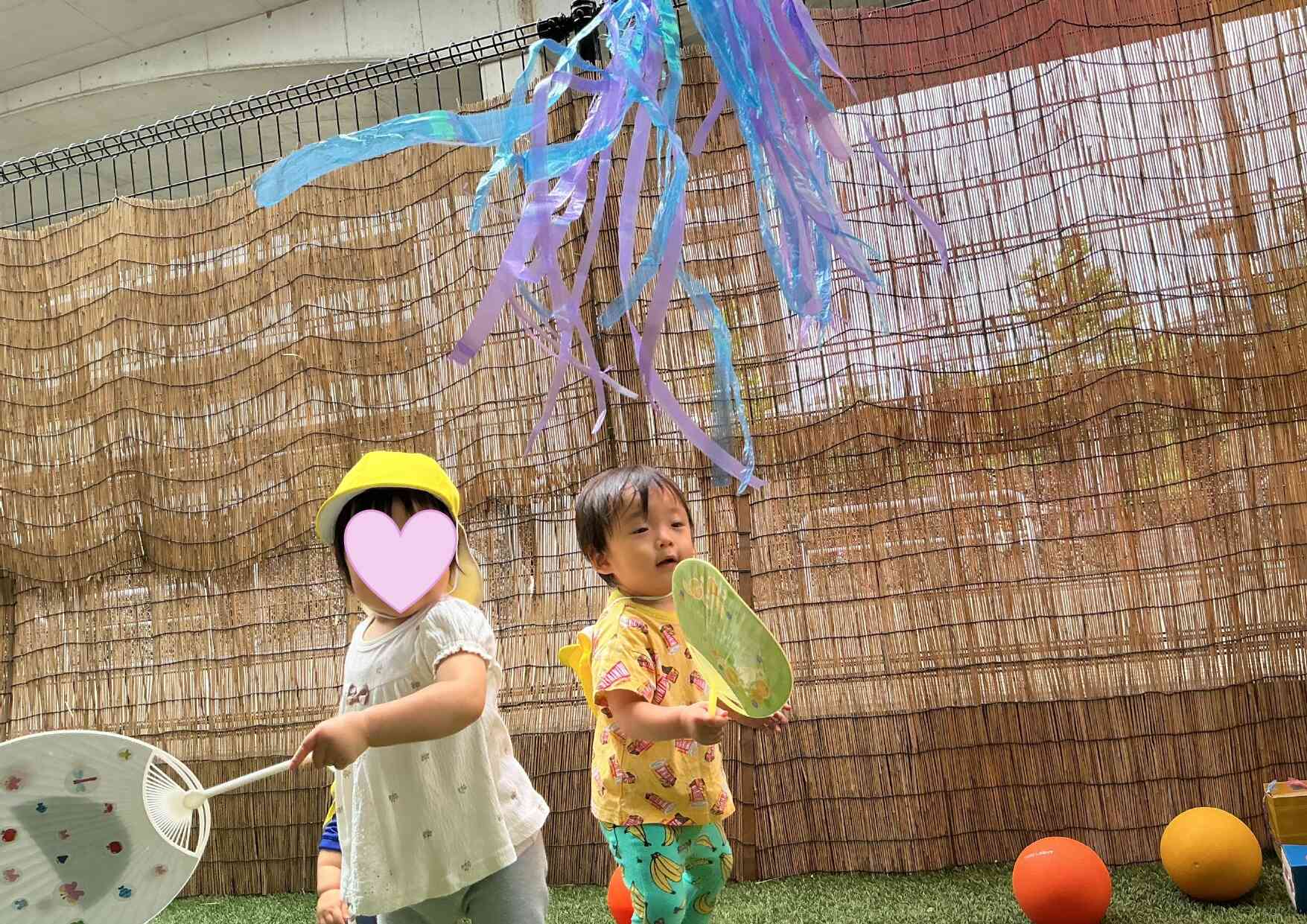 保育者がうちわを仰いで風を送ると、、